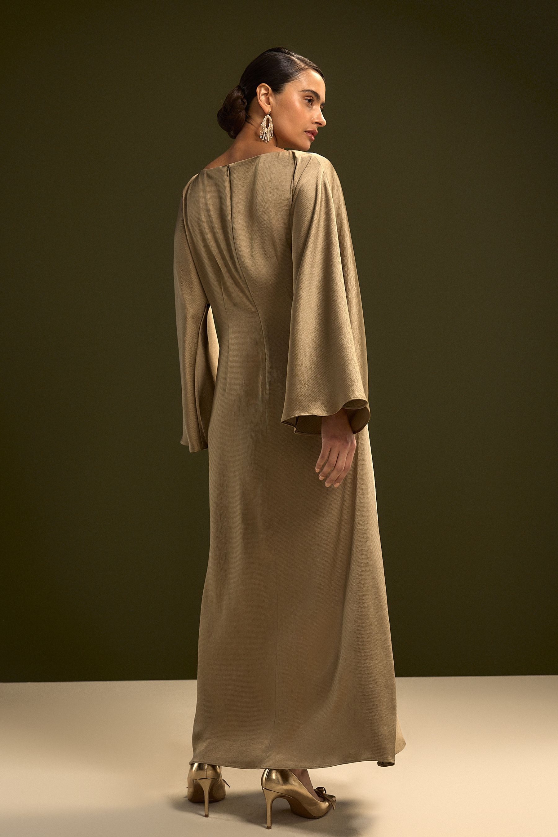 Next Maxikleid Satin-Maxikleid mit langen Ärmeln und Drehdetail (1-tlg)