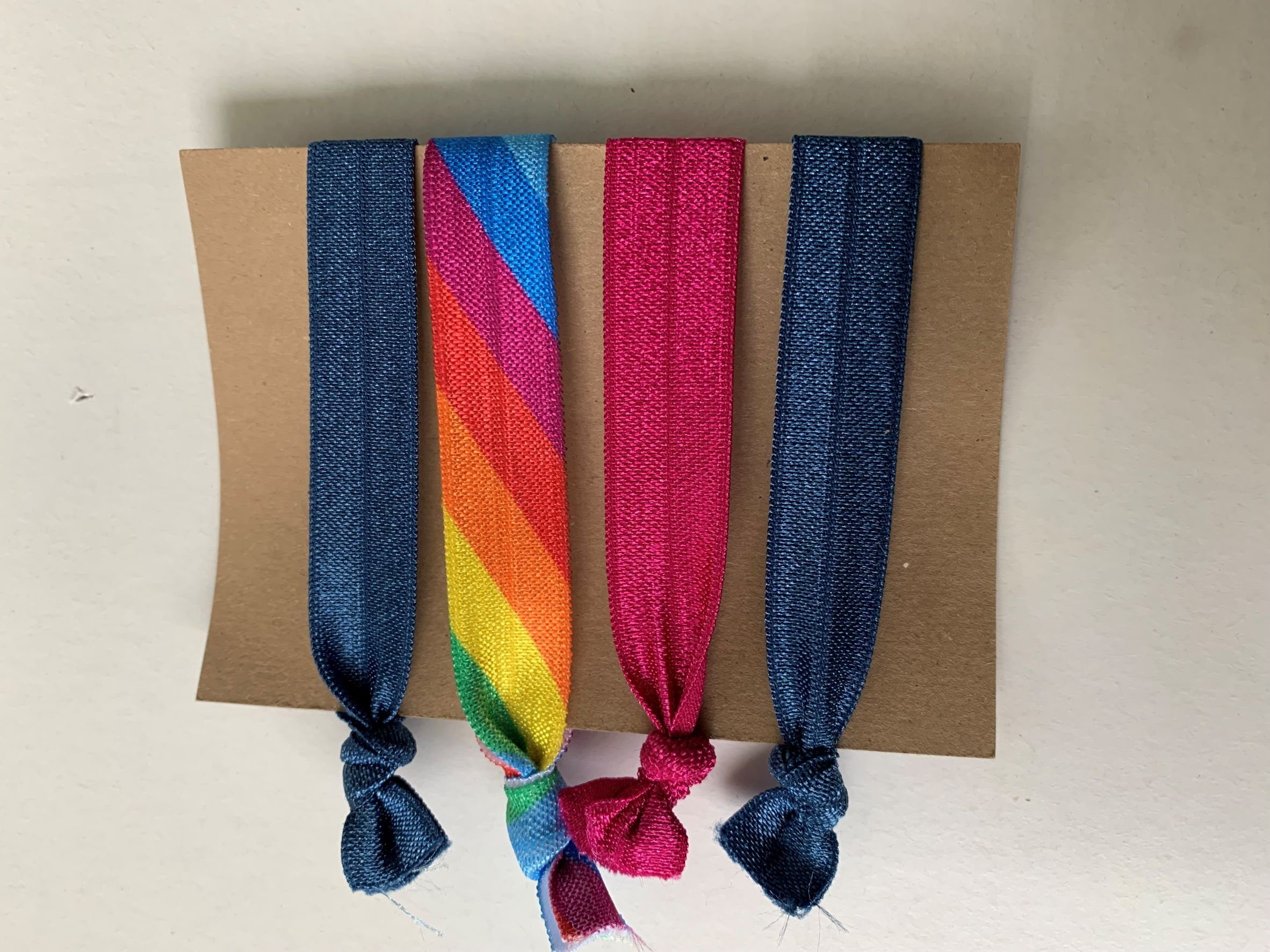 LK Trend & Style Zopfband elastisches Haarband oder Armband, für die Festival Frisur, cooles Armband, Haarband das sich als Armband einsetzen lässt, ein Trend Regenbogen blau