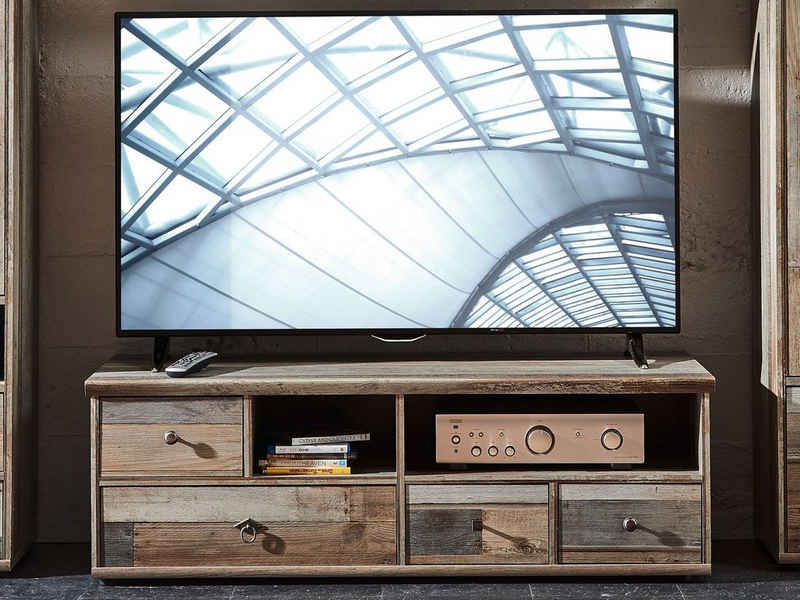 möbelando TV-Board Britta, TV-Lowboard aus Spanplatte foliert in Driftwood Nachbildung mit 4 Schubkästen und 2 offene Fächer, Griffe aus Zinkdruckguss in Antik-Optik. Breite 130 cm, Höhe 43 cm, Tiefe 52 cm.