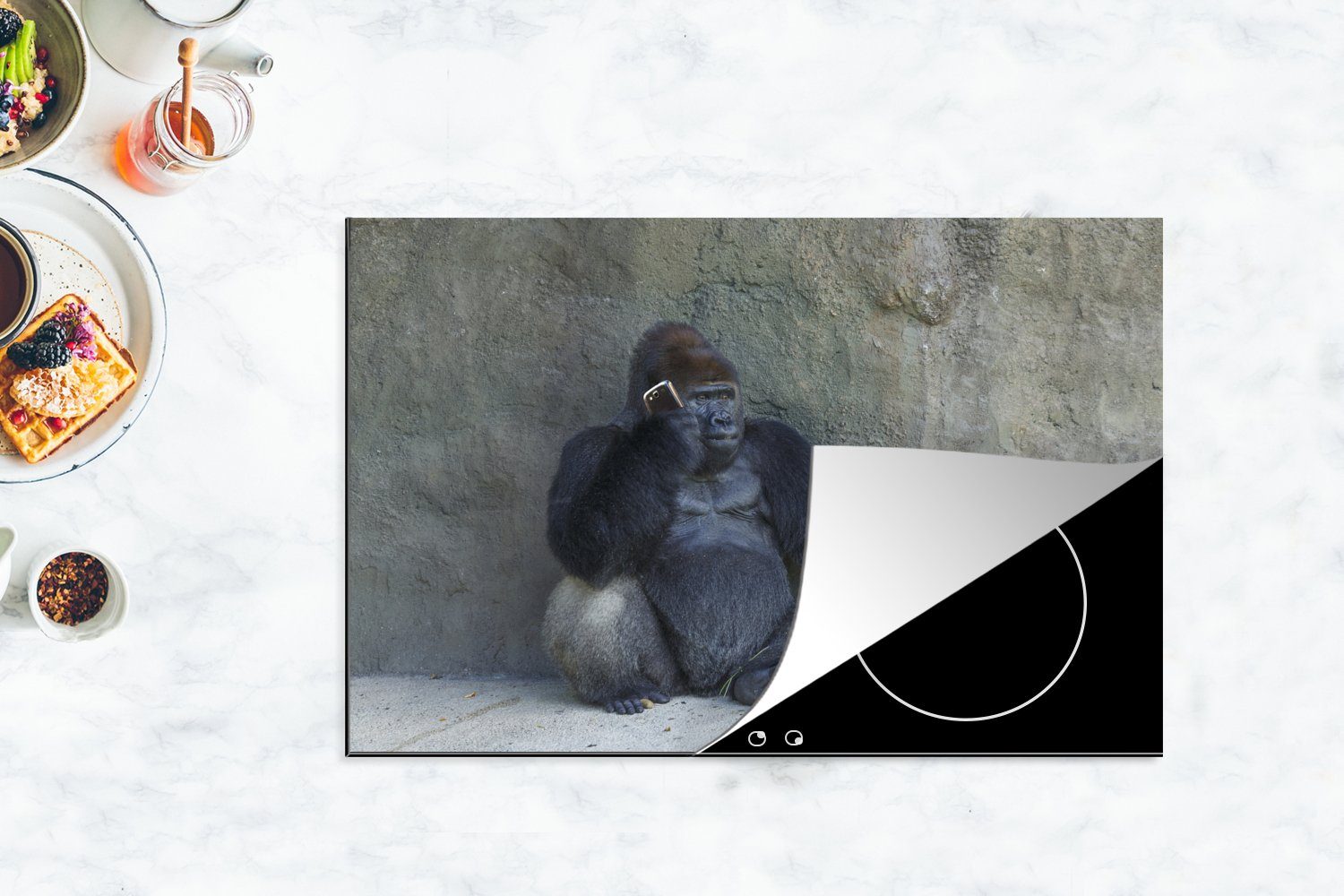 MuchoWow Herdblende-/Abdeckplatte Ein riesiger Vinyl, einer Induktionskochfeld für cm, die 81x52 an Ceranfeldabdeckung Gorilla lehnt Schutz küche, tlg), Steinmauer, (1