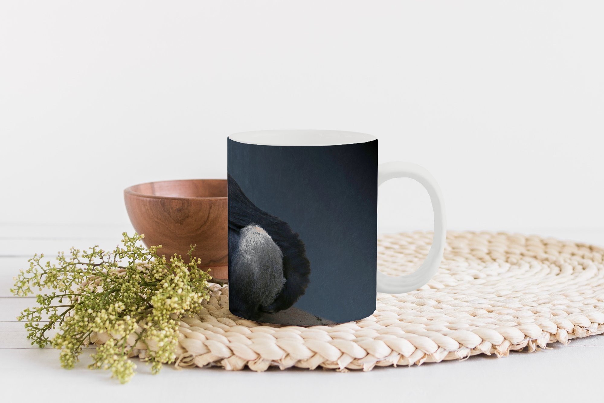 MuchoWow Tasse Gorilla entspannt Kaffeetassen, auf einem Teetasse, Geschenk Teetasse, Becher, Keramik, Felsen