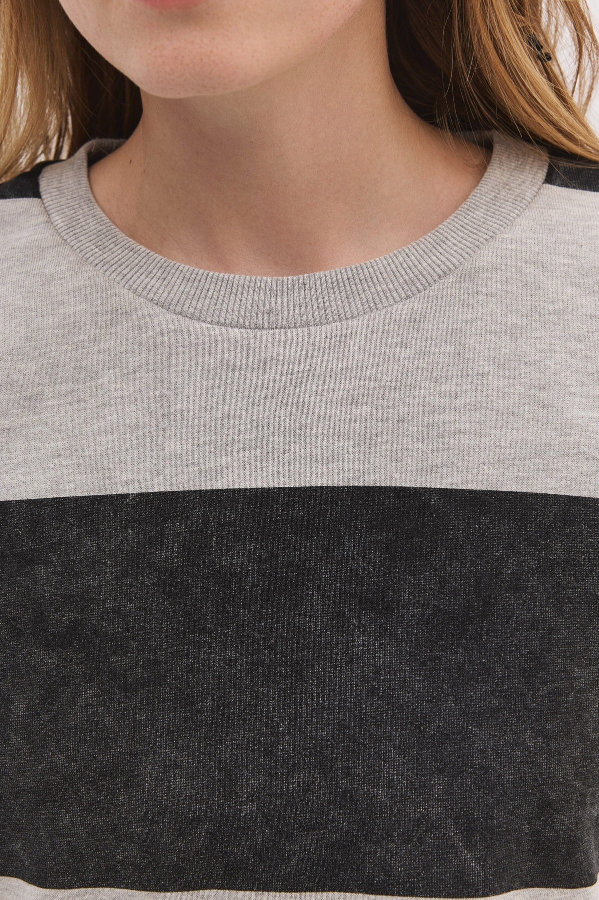 No Matter What Kapuzensweatshirt Gestreiftes Crop-Sweatshirt – Bild 4 von 5
