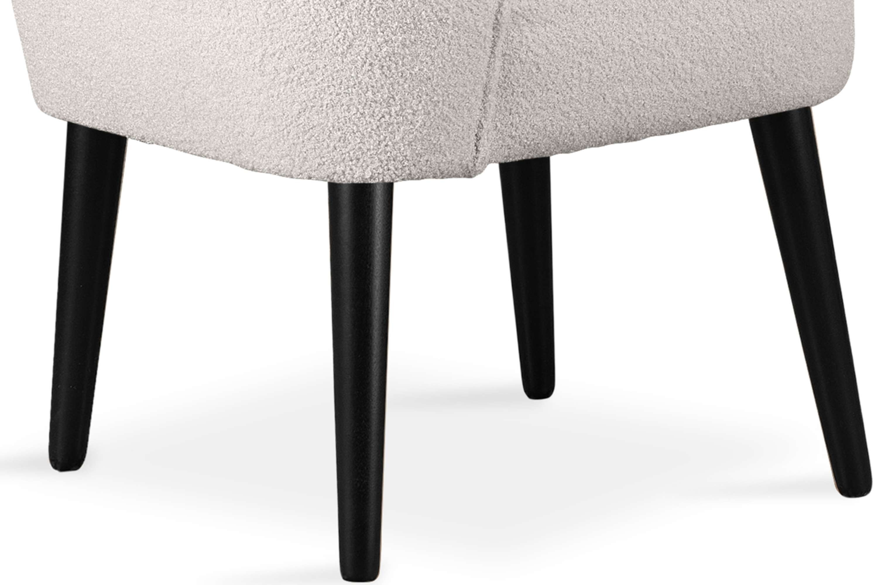 aus Boucle-Stoff cremefarben lackierten Beinen cremefarben/schwarz Sessel, hohen auf aus | Buchenholz, schwarz Cocktailsessel APPA Konsimo recyceltem