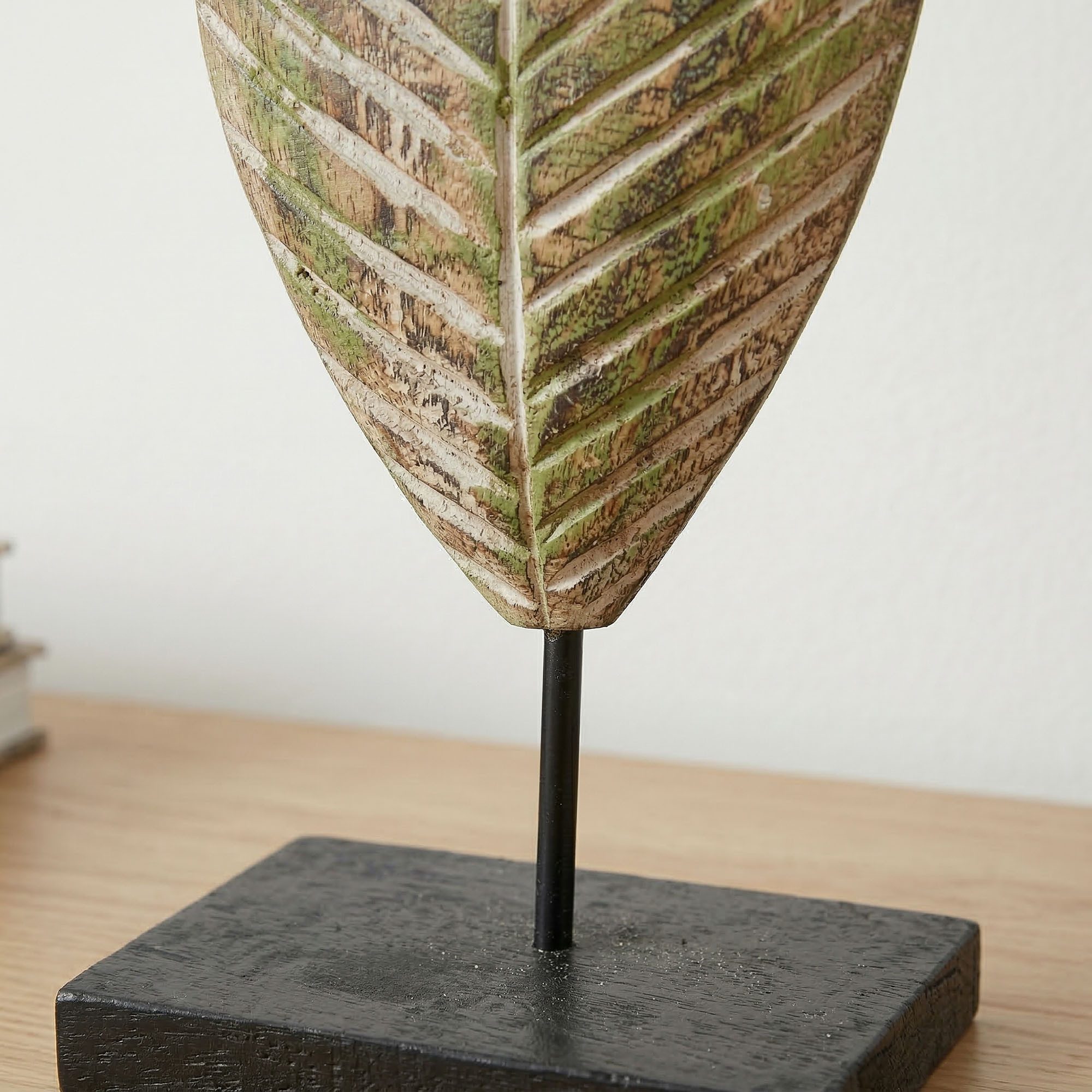 wohnfreuden Skulptur Skulptur aus Suarholz in Blattform grün