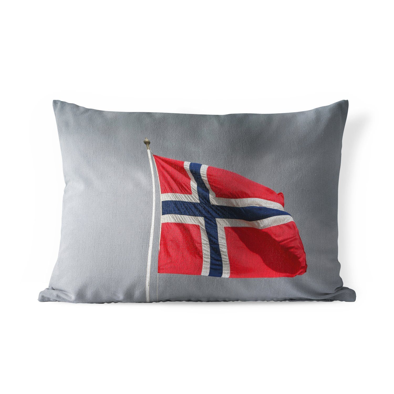 MuchoWow Dekokissen Die norwegische Flagge weht vor einem grauen, regnerischen Himmel, Outdoor-Dekorationskissen, Polyester, Dekokissenbezug, Kissenhülle