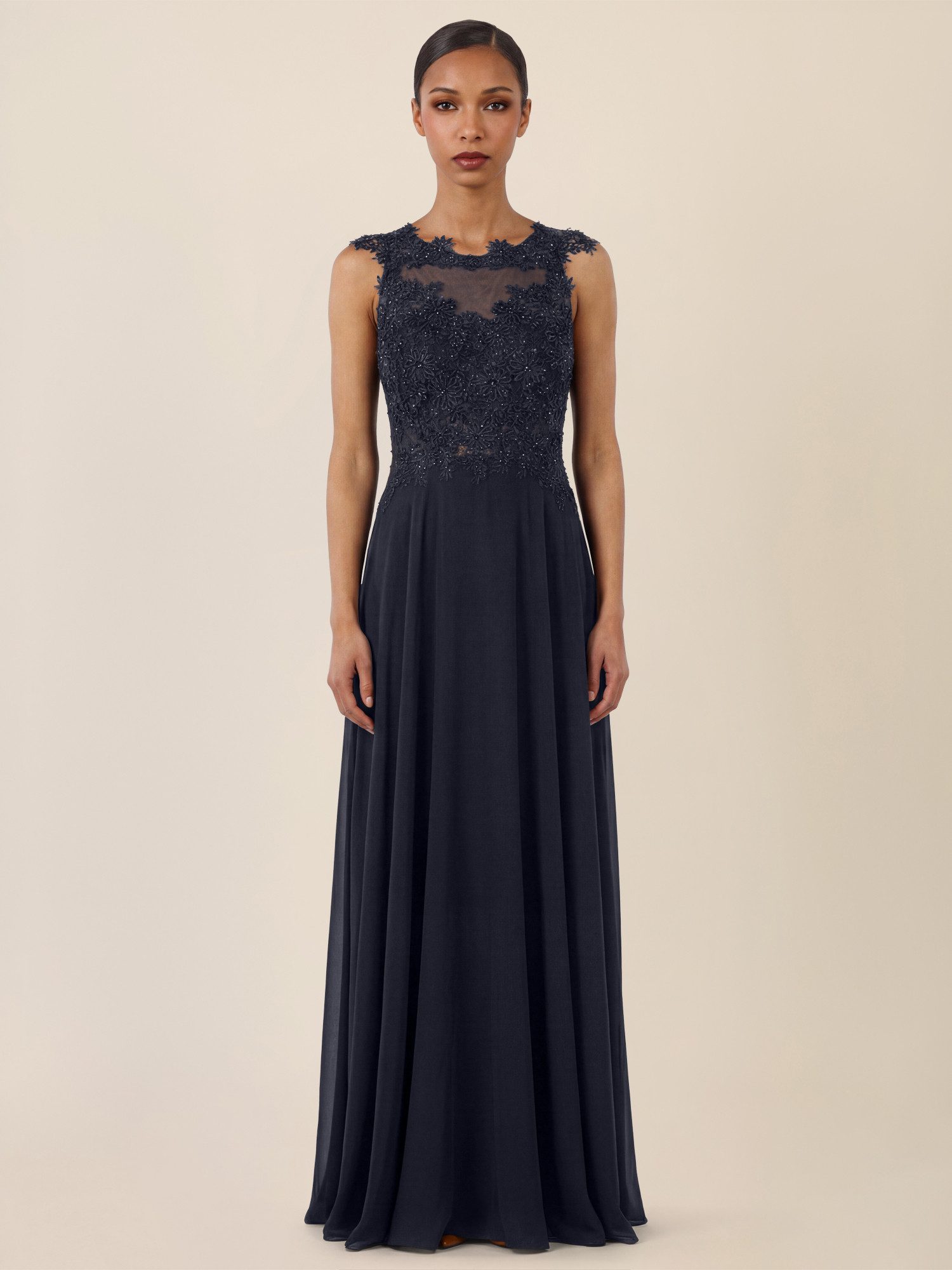 Apart Abendkleid mit floraler Spitze und fließendem Rock