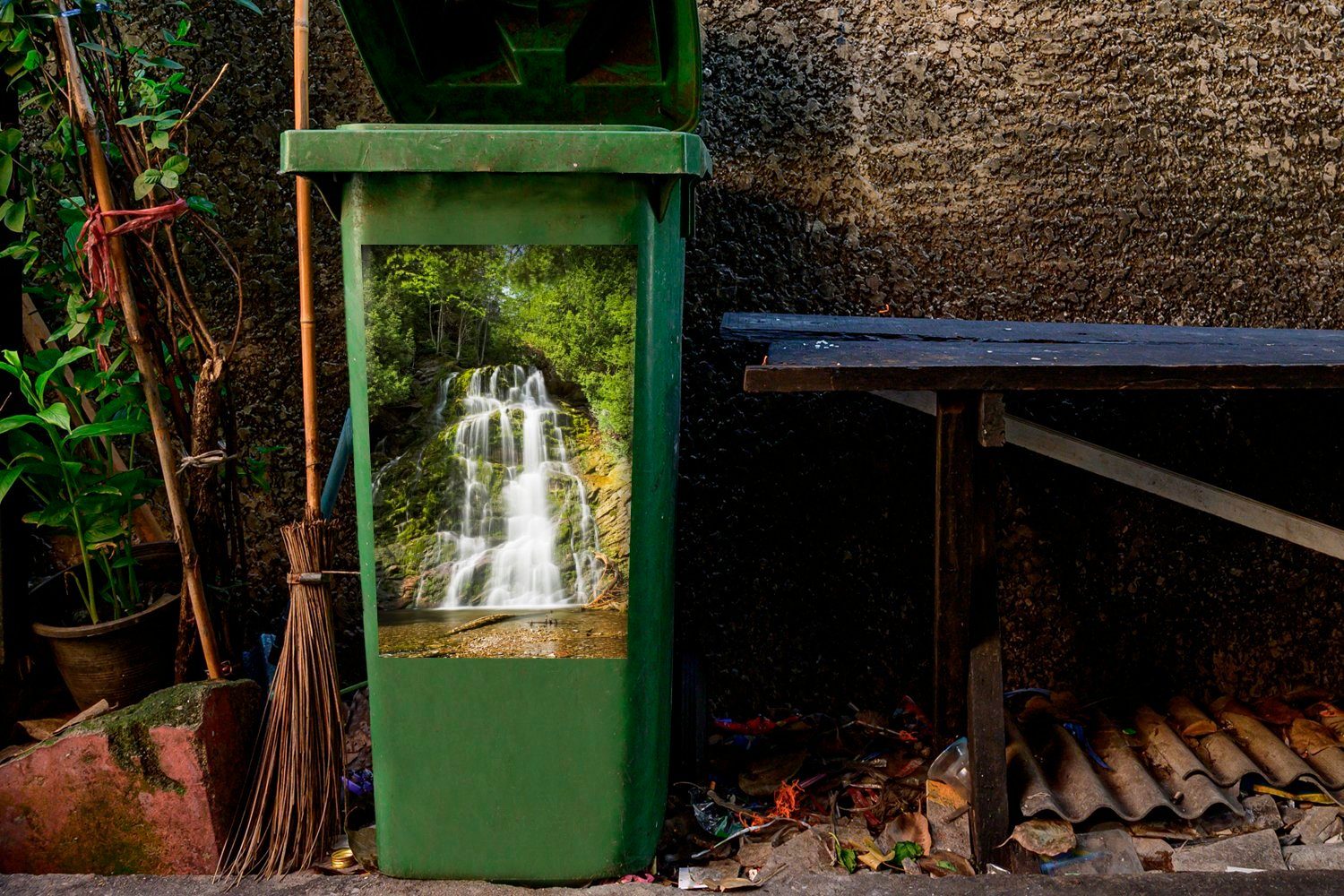 MuchoWow Wandsticker Wasserfall im Forillon Container, Park (1 Mülleimer-aufkleber, Sticker, Mülltonne, Kanada National Abfalbehälter St), in