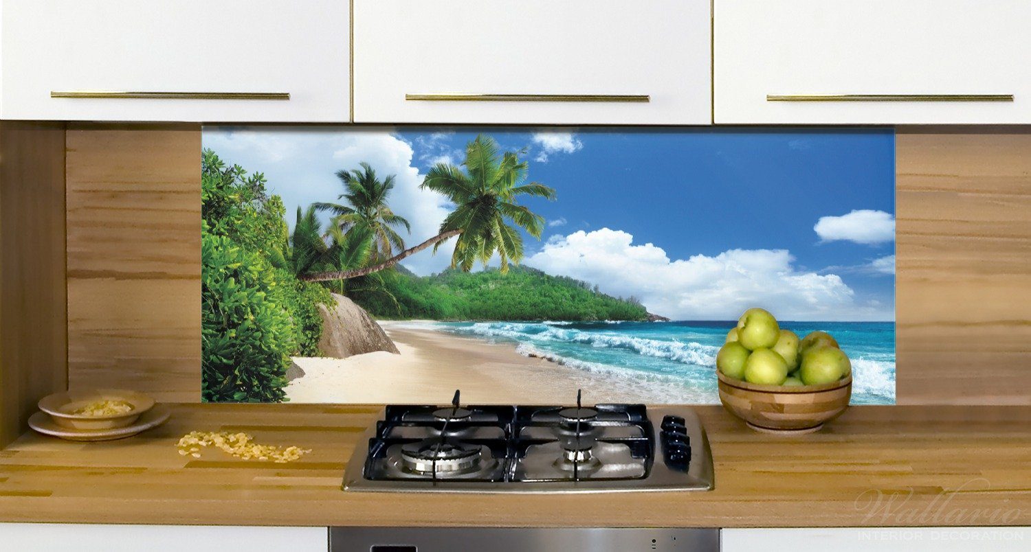Seychellen unter den am Wallario Urlaub Sandstrand, (1-tlg) Küchenrückwand auf Palmen
