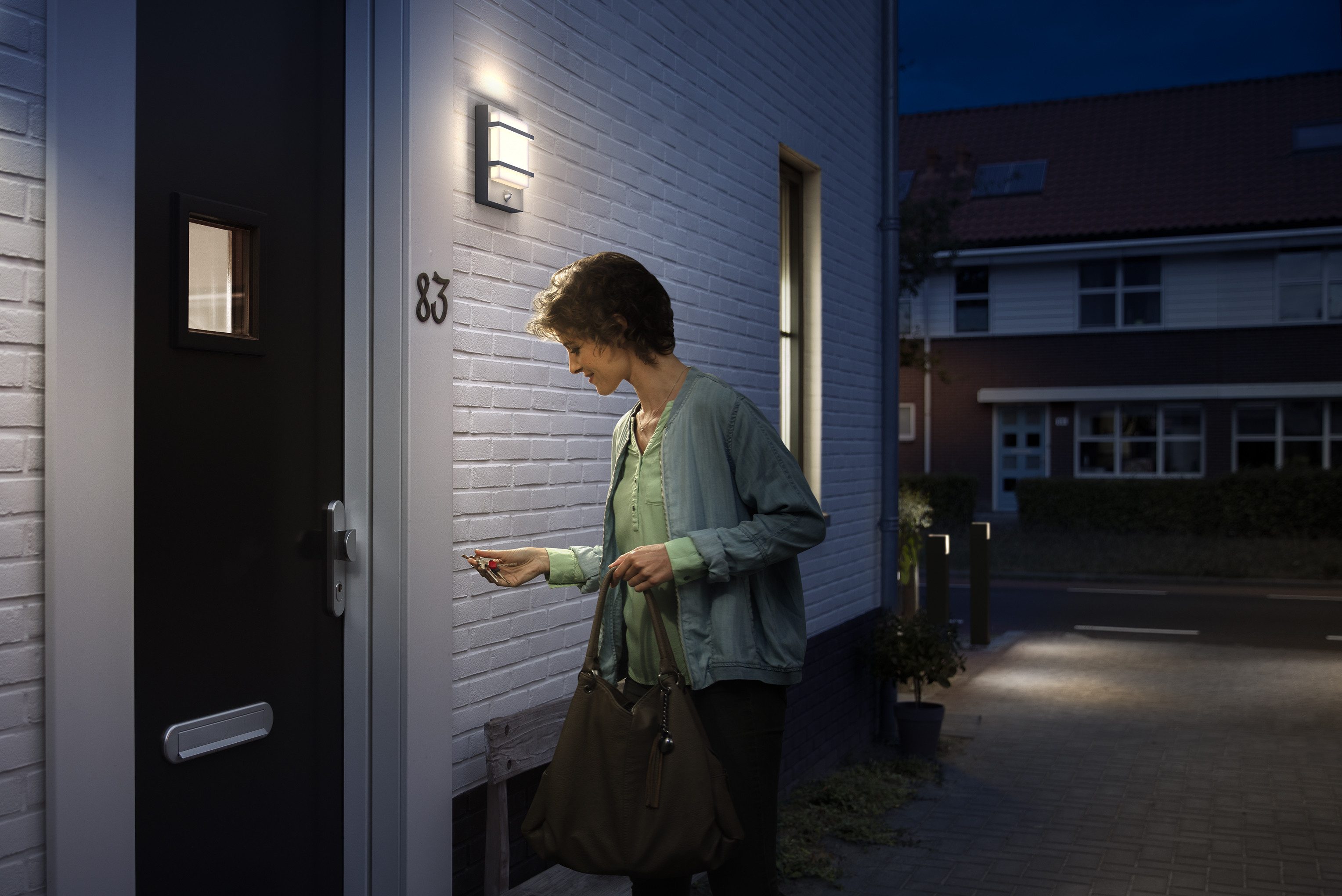 Philips LED Außen-Wandleuchte Outdoor Ultra-Efficient Petronia 3.8W, 2700 Kelvin, anthrazit, Abschaltautomatik, Bewegungsmelder, LED fest integriert, Warmweiß