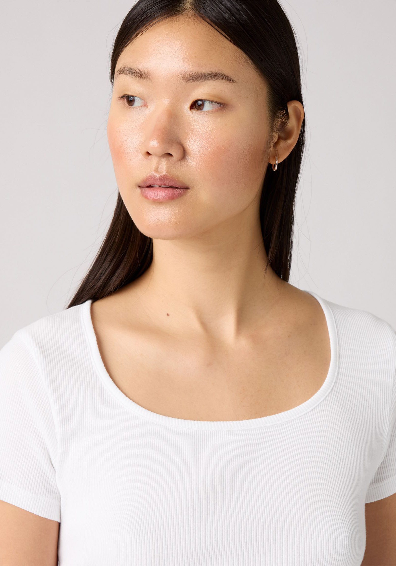Levi's® T-Shirt Levi's® Essential T-Shirt mit quadratischem Ausschnitt Feinrippqualität