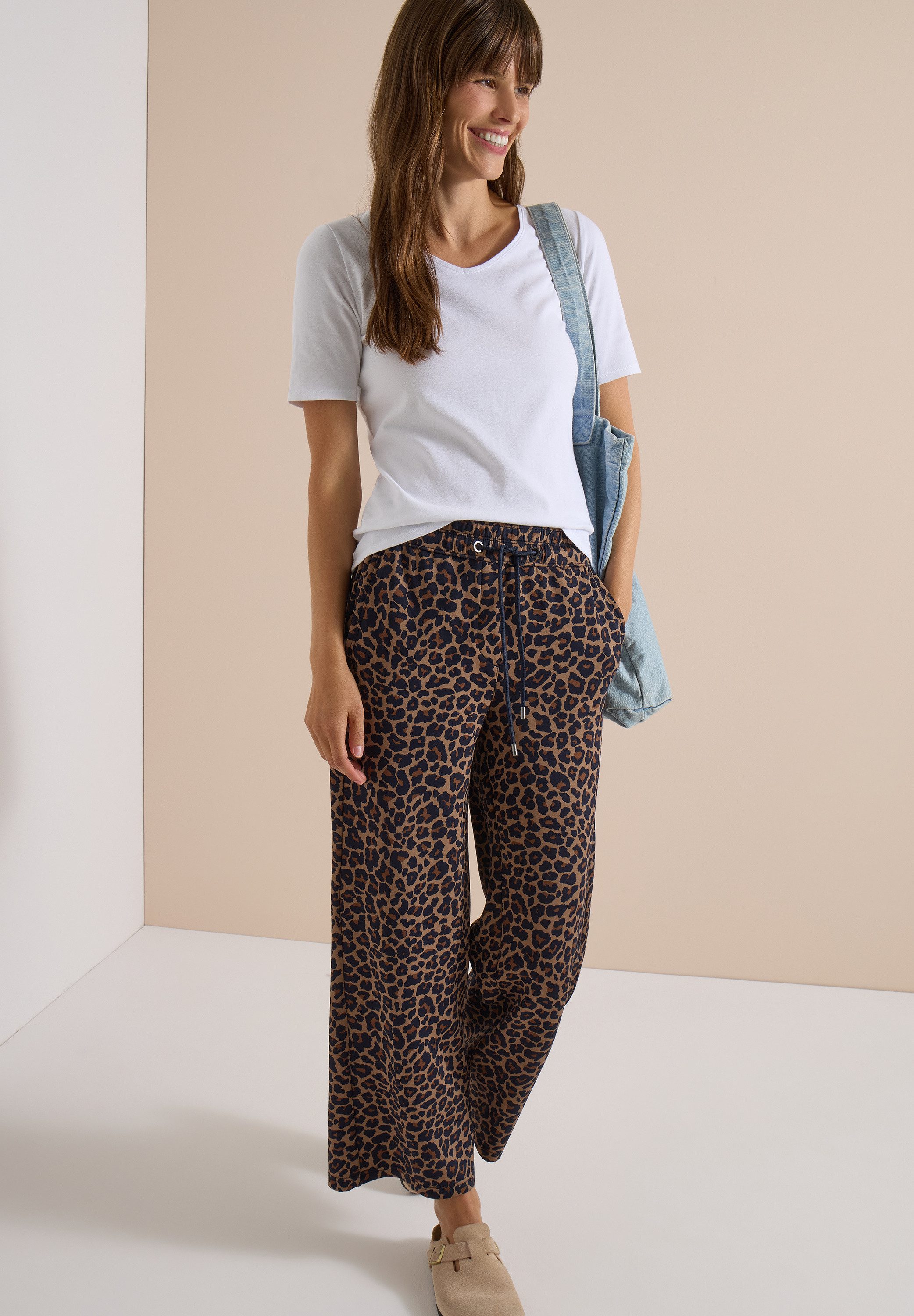 CECIL Stoffhose Style Neele Viskosemix in Silk-Touch-Qualität, Elastikbund, Animal Print – Bild 5 von 5