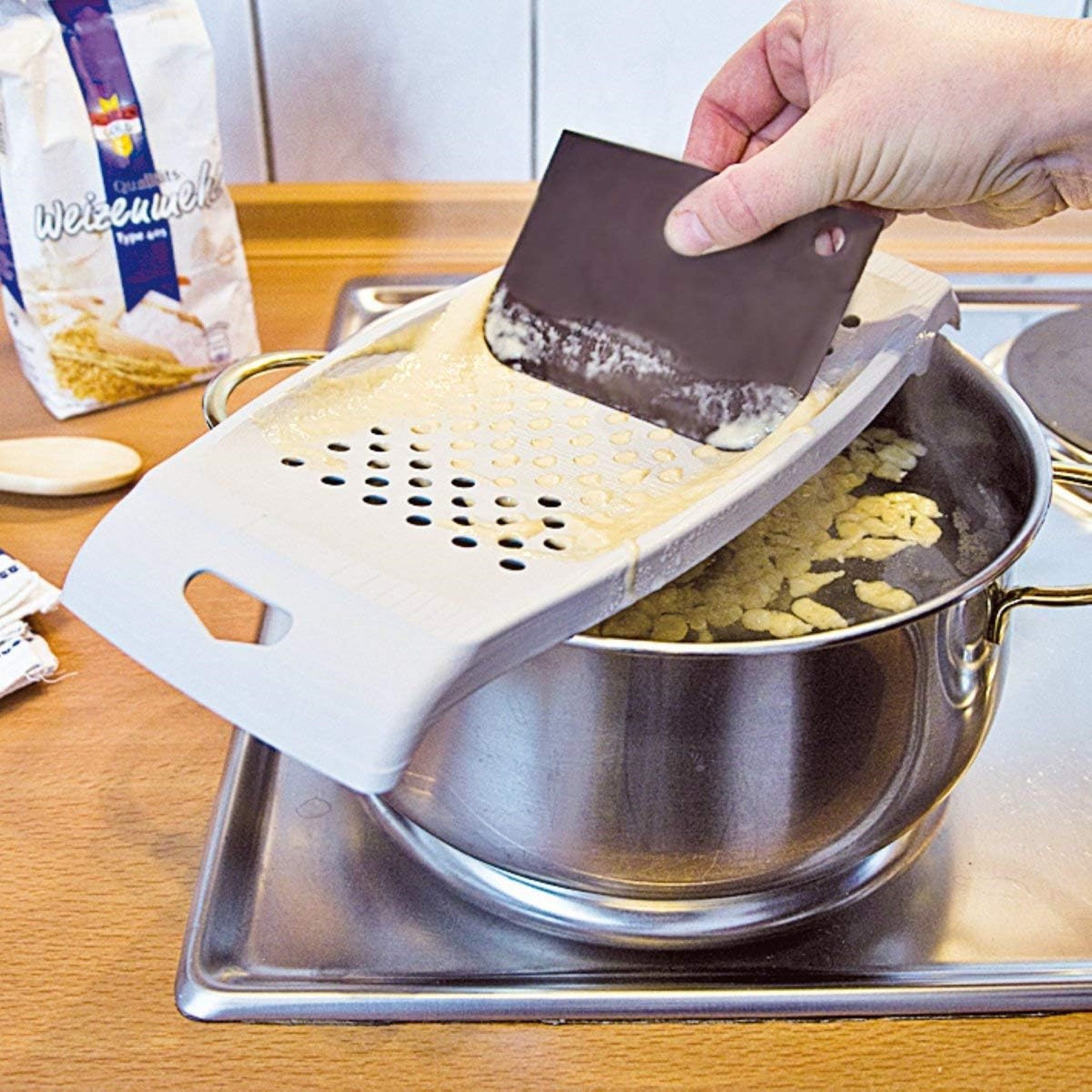 FACKELMANN Spätzlereibe Spätzlereibe Weiß mit Teigschaber aus Kunststoff für Spätzle, Innovative Spätzlepresse für perfekt geformte Spätzle und Knöpfle