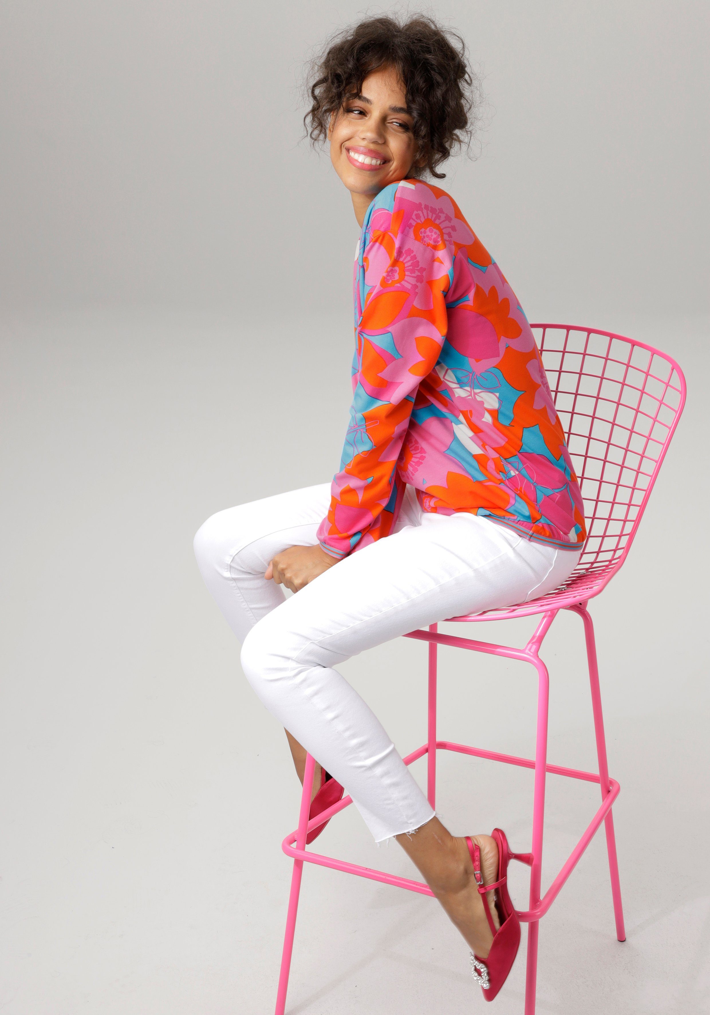 farbenfrohen CASUAL mit großflächigem, Aniston Sweatshirt Blumendruck