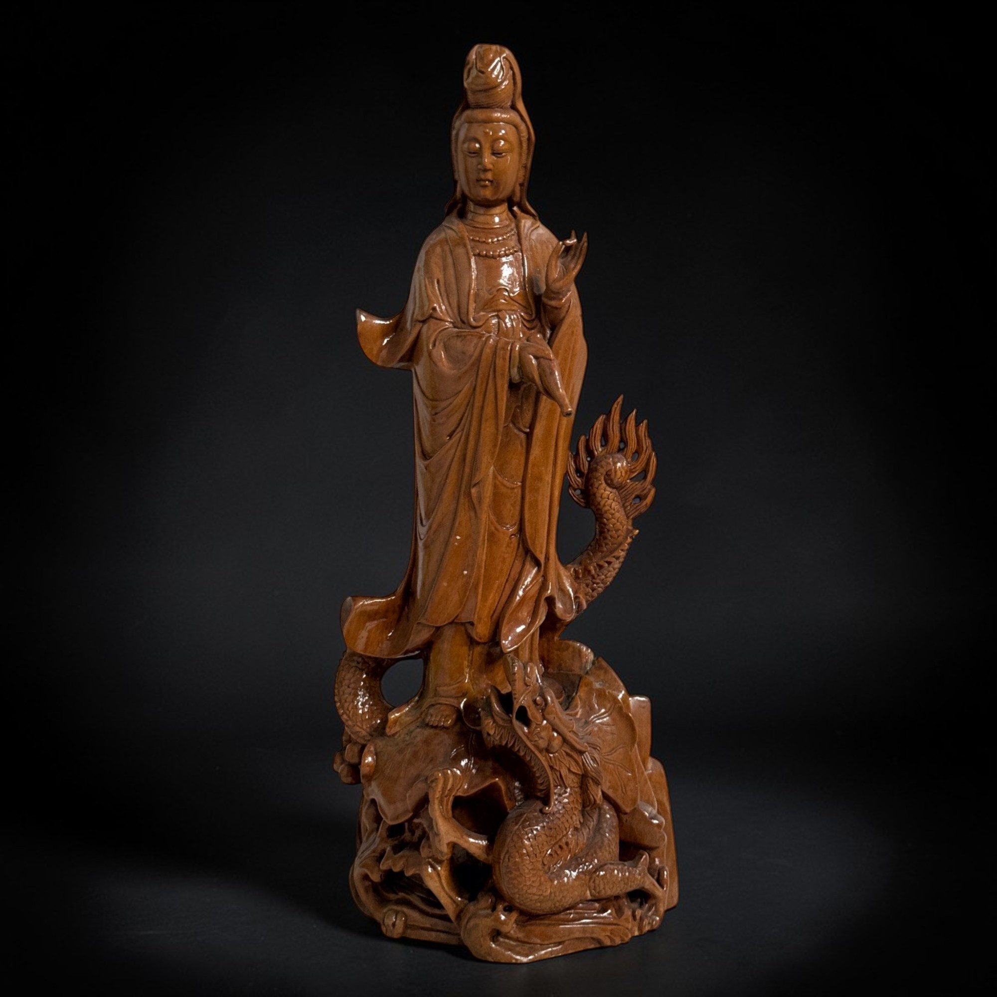 Asien LifeStyle Buddhafigur Guanyin auf Drache Holzfigur lackiert China ca. 50 Jahre
