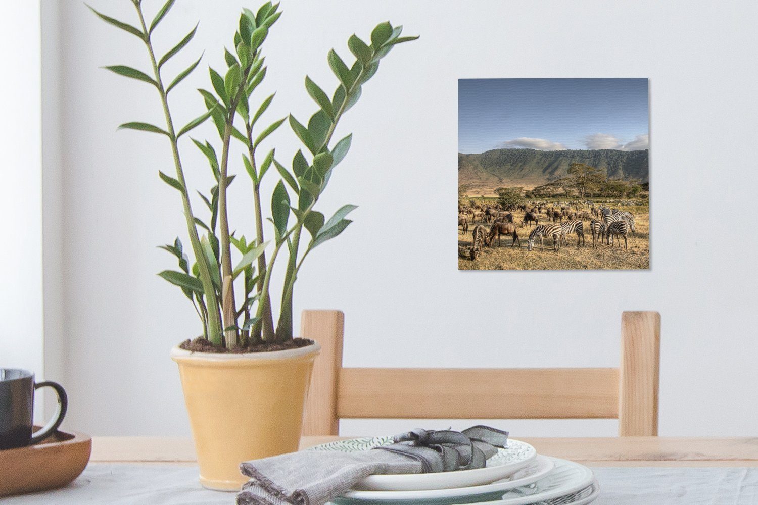 OneMillionCanvasses® in für St), vielen Leinwand Der Leinwandbild Wohnzimmer mit grasenden Tansania, (1 Wildtieren Ngorongoro-Krater Bilder Schlafzimmer