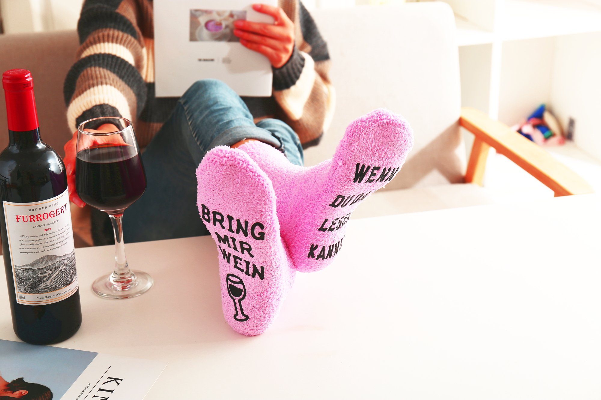 Lucadeau Kuschelsocken Geschenk für Frauen mit Wein Spruch, liebevoll als Cupcake verpackt (Gr. 37-43, 1 Paar) rutschfest, flauschig, Geschenkverpackung