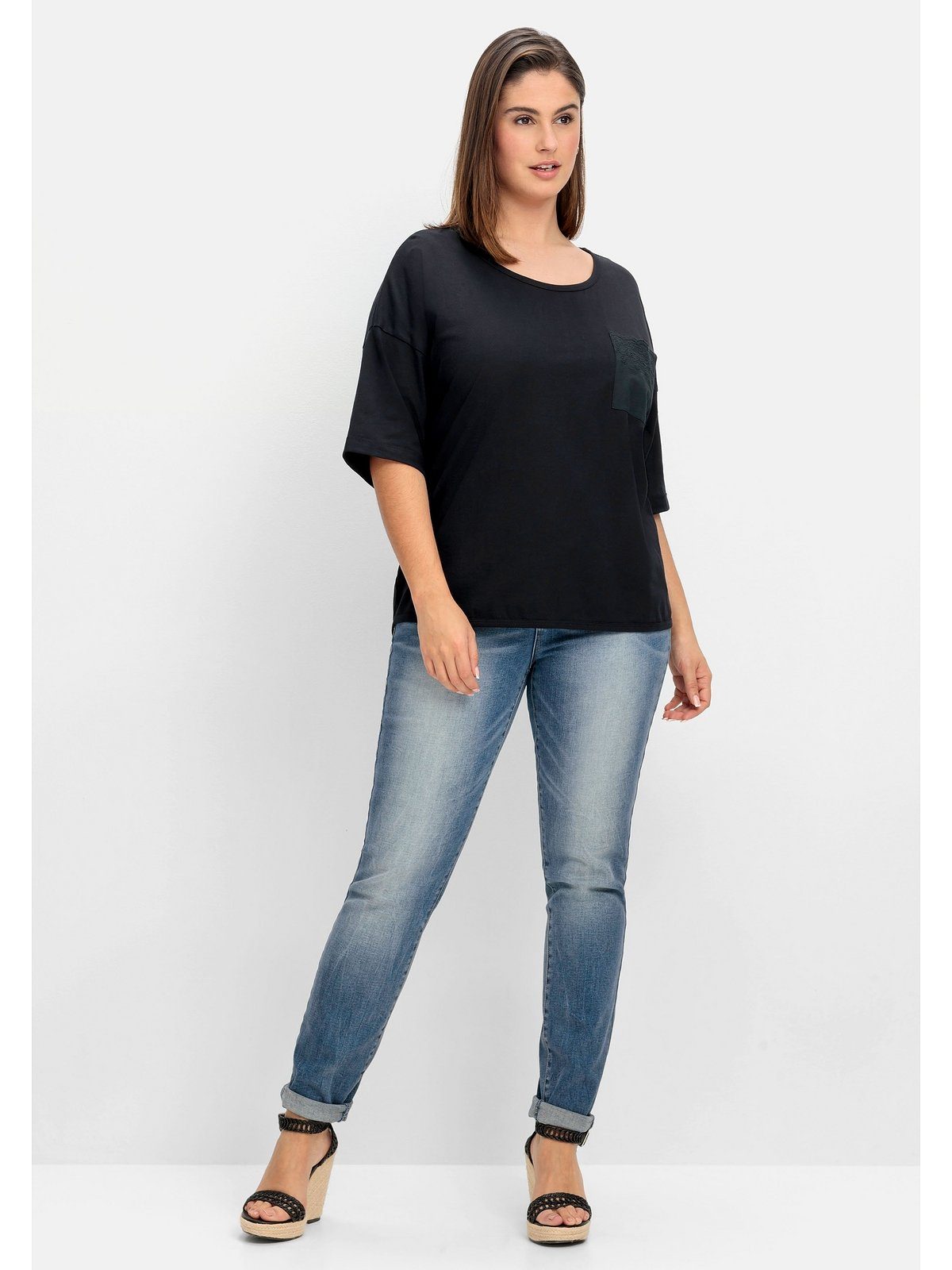 Sheego T-Shirt Große Größen mit schwarz Brusttasche aus Spitze