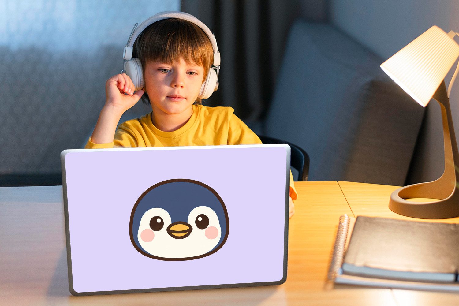 MuchoWow Laptop-Aufkleber Pinguin - Lila - Niedlich, (1tlg), Laptop Folien Cover, Aufkleber, Sticker, Schutz vor Kratzern, 25x18 cm