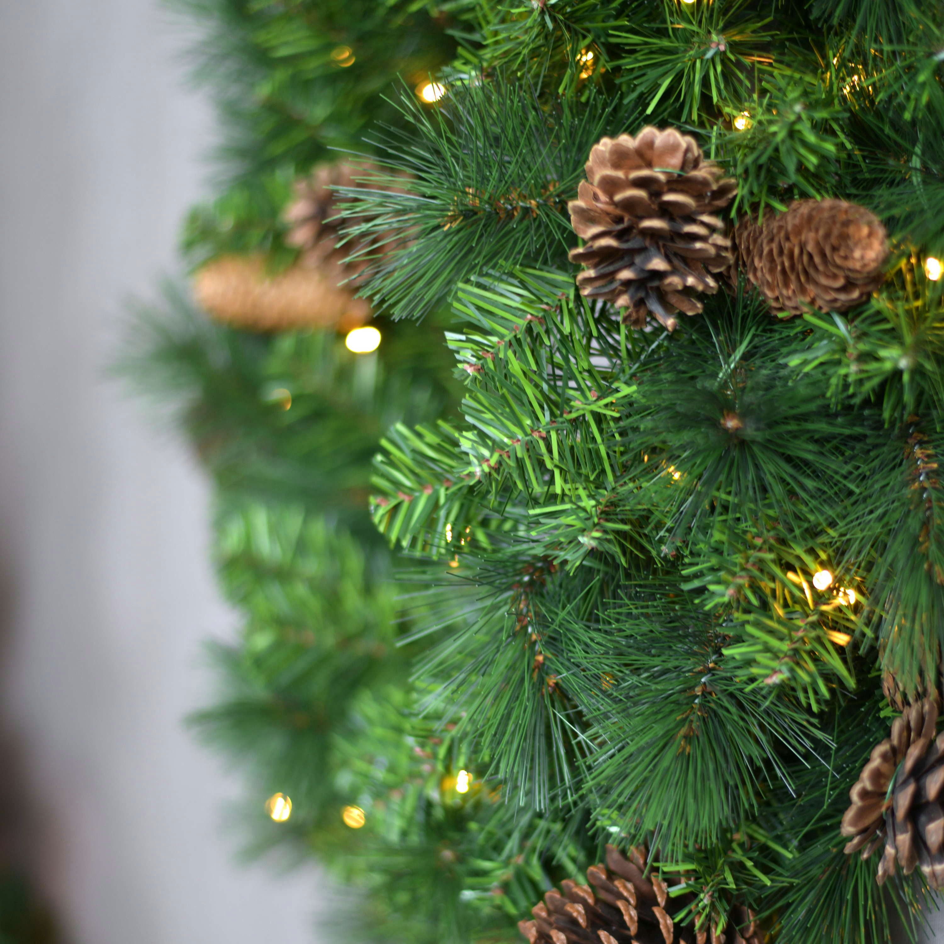 artplants Adventskranz Künstlicher Weihnachtskranz Kerry mit Zapfen, LEDs, grün, Ø60cm