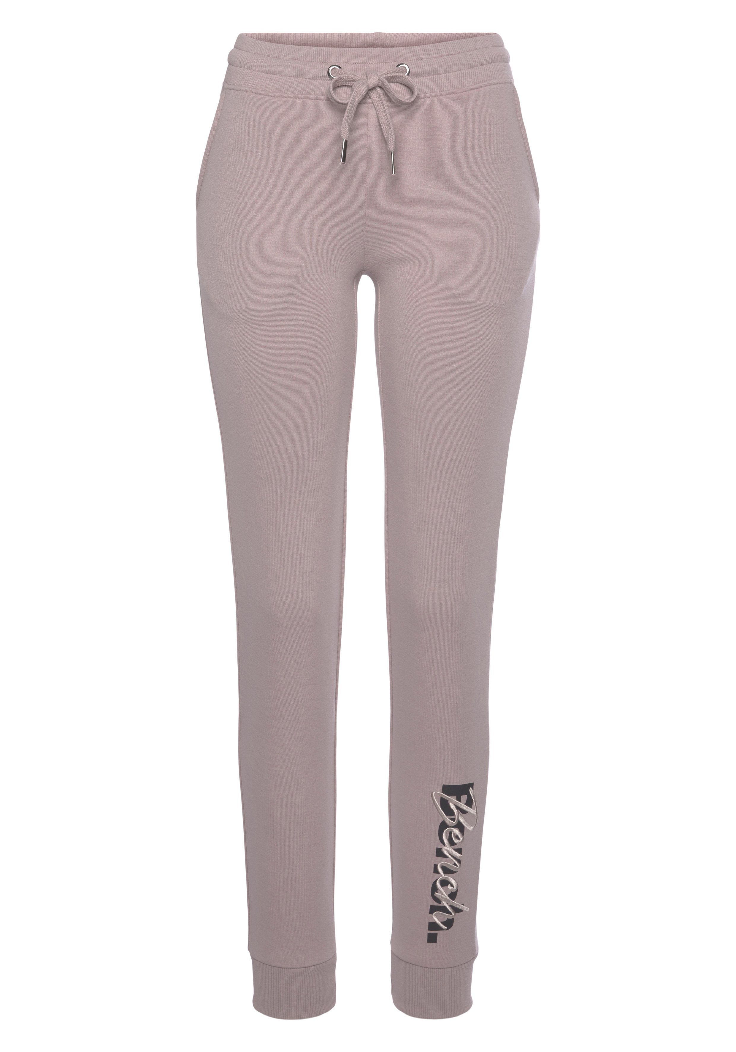 Loungewear Sweatpants Loungeanzug Stickerei, rauchrosa Logodruck Bench. mit und