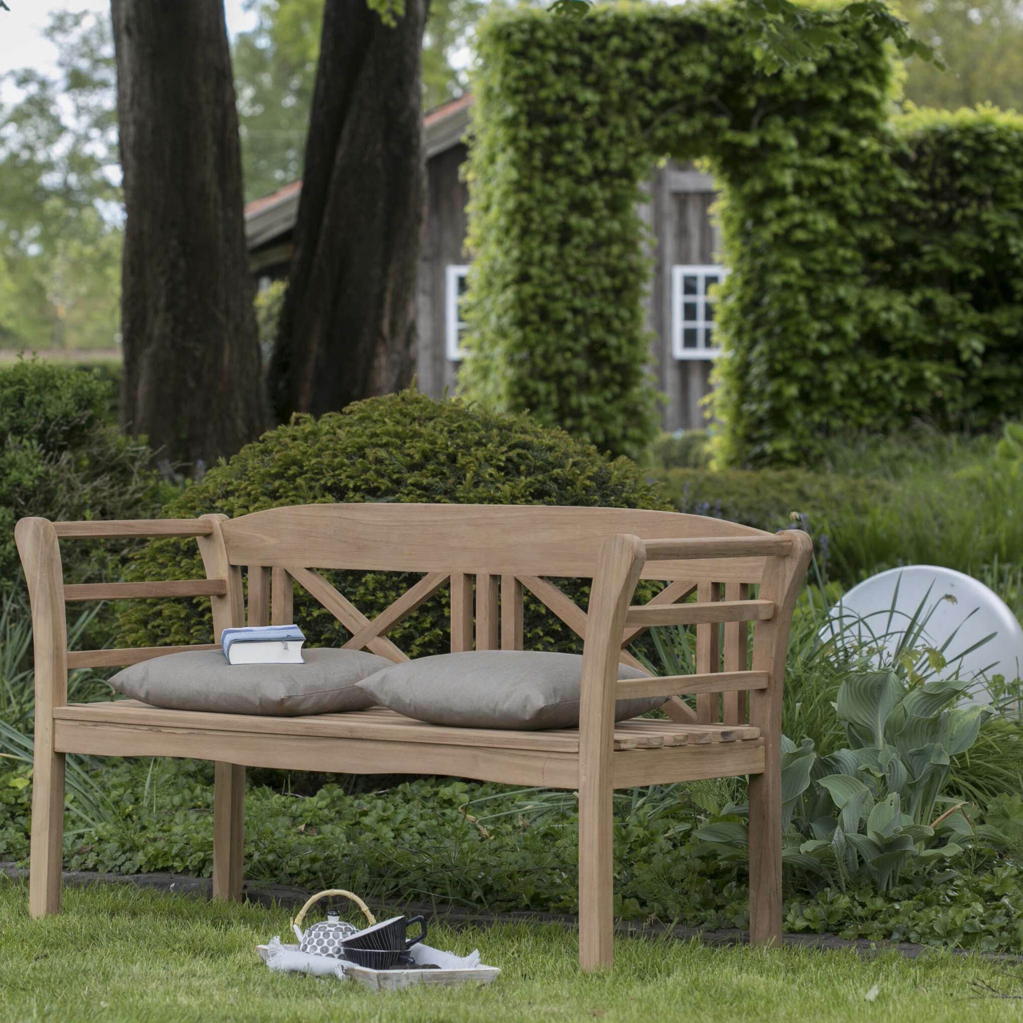 bene living Gartenbank Föhr 130 cm - Teakholz, geschwungende Armlehnen - Rückenlehnen mit Rautenelementen