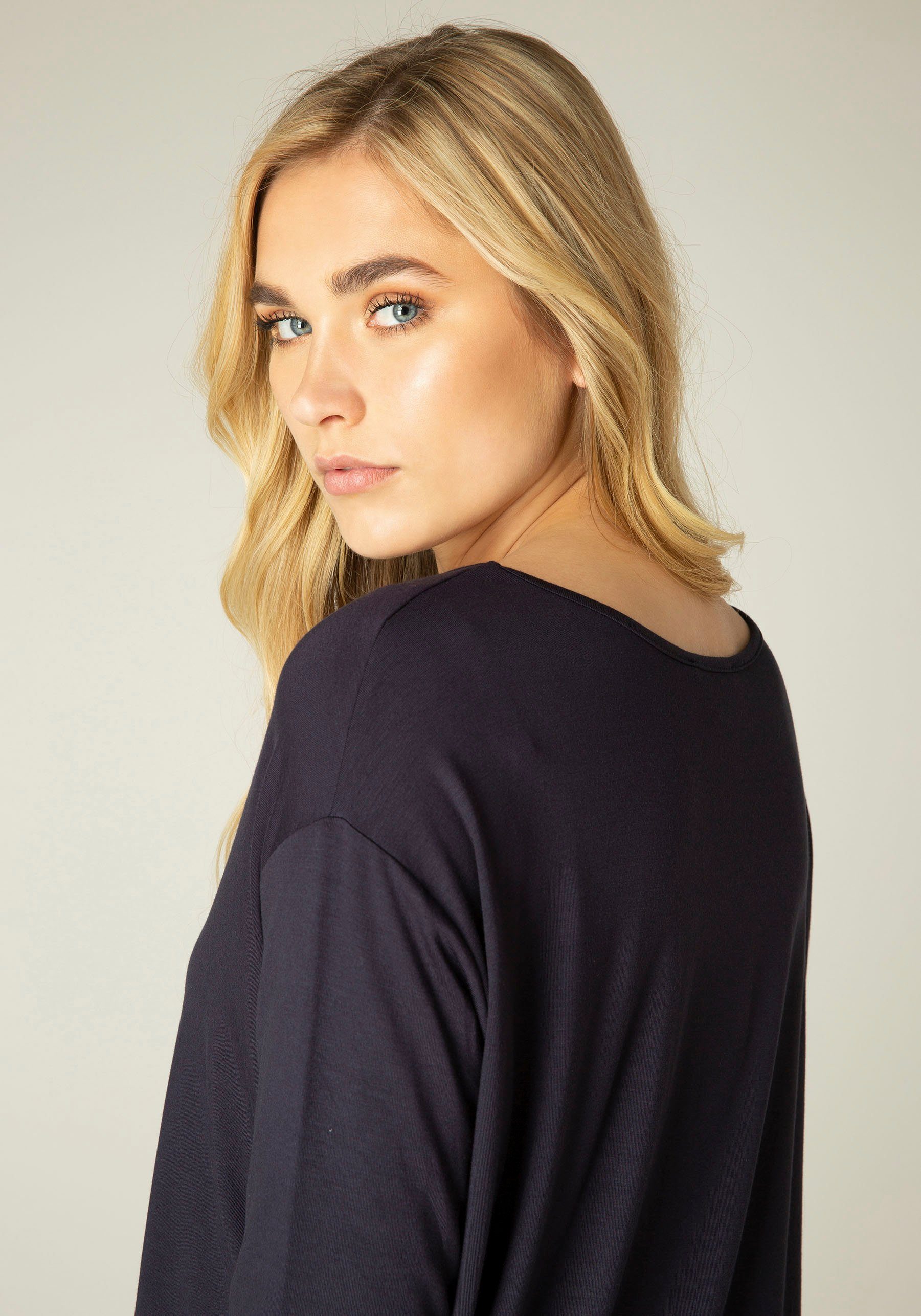 Base Level Langarmshirt Yolanda Weiter Schnitt mir formgebendem Einsatz in günstig online kaufen