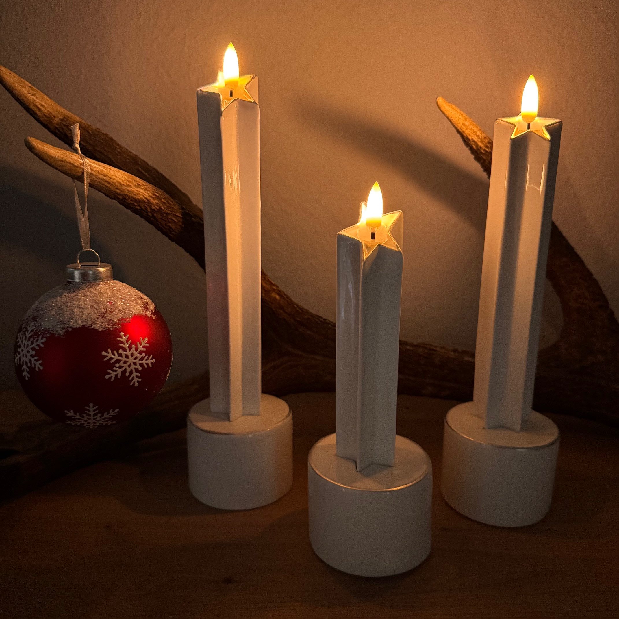 Online-Fuchs LED-Kerze - 3er Set Kerzen aus Keramik in Sternform mit 6-Stunden Timer (Silber oder Gold, realistische Kerzenflamme), 3 unterschiedliche Höhen von 20 bis 27,5 cm groß