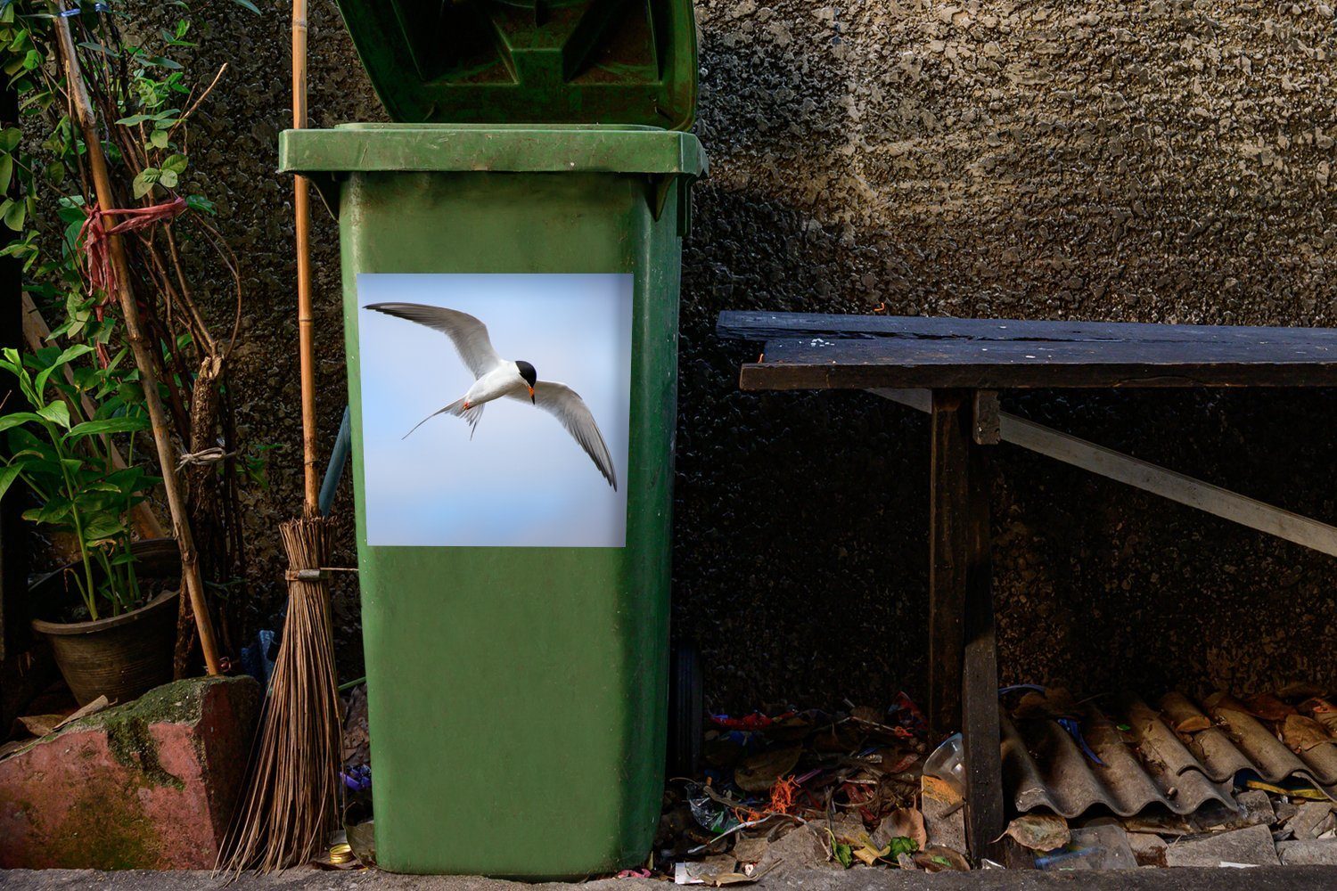MuchoWow Himmel blauen Mülleimer-aufkleber, Wandsticker Container, am Mülltonne, (1 St), Abfalbehälter Weißflügelseeschwalbe fliegt Sticker, Eine
