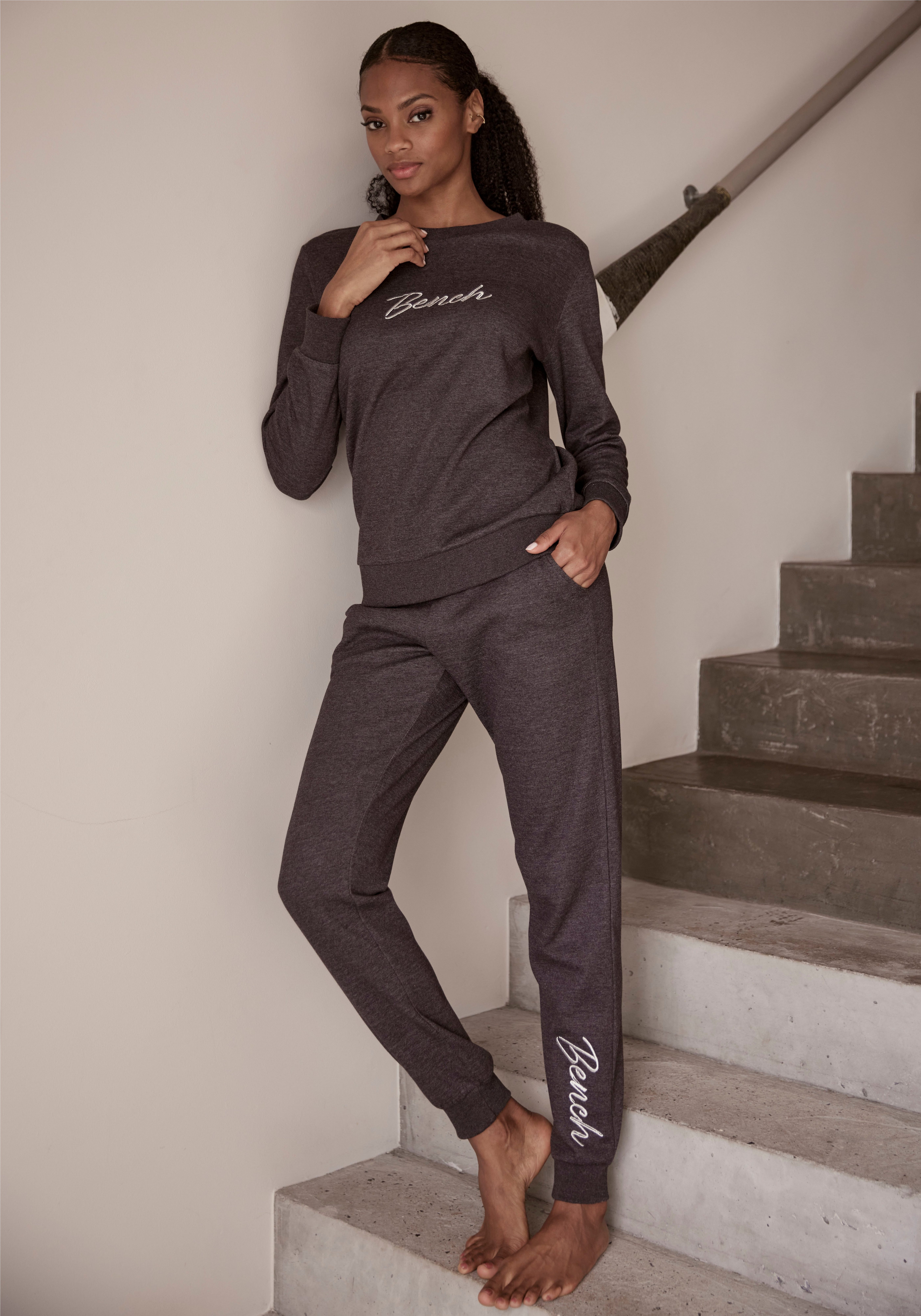 Bench. Loungewear Relaxhose mit glänzender Logostickerei, Loungewear, Loungeanzug – Bild 3 von 5
