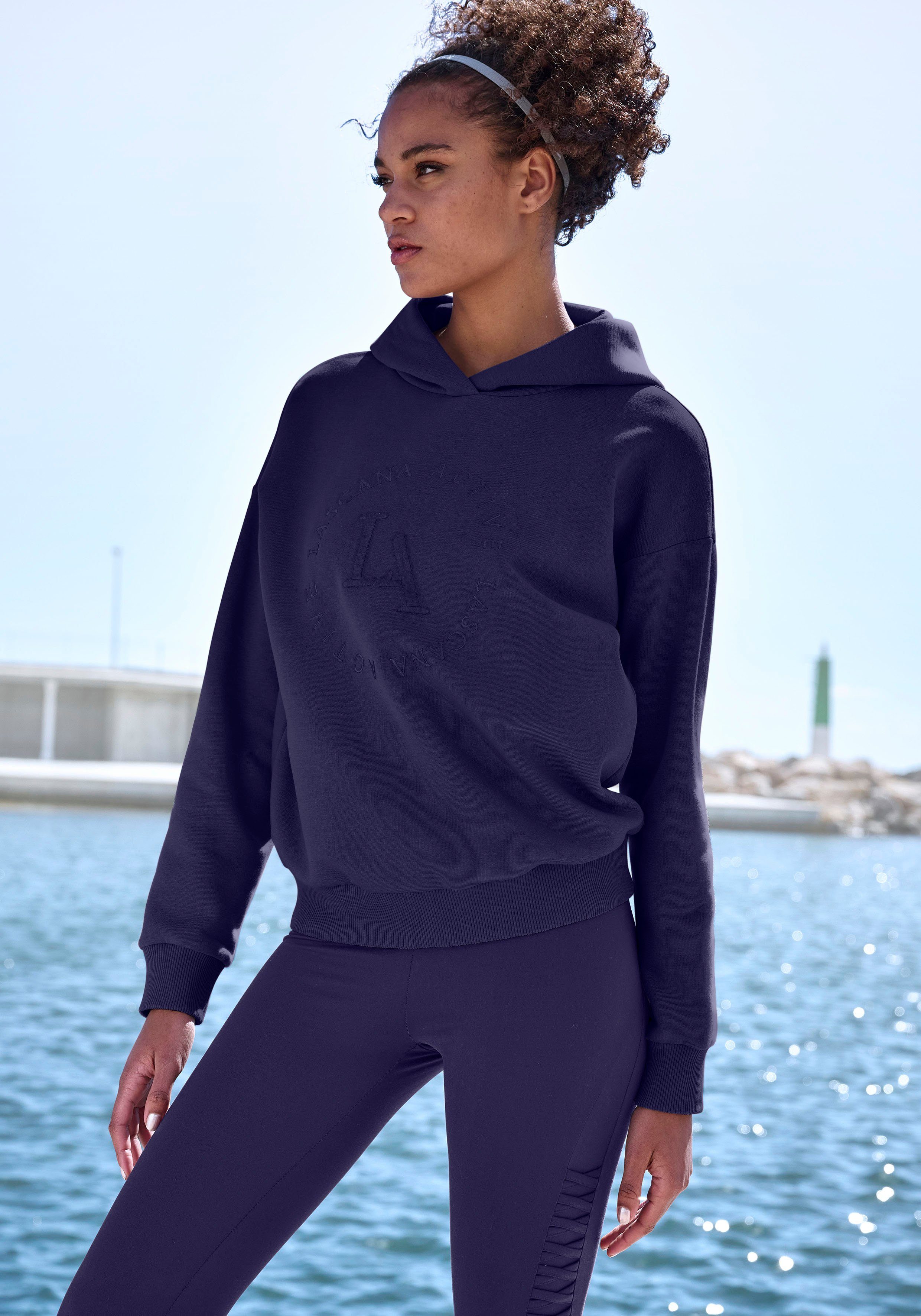 weichen Logostickerei runder marine mit und LASCANA Performance Rippbündchen ACTIVE Hoodie Kapuzensweatshirt -