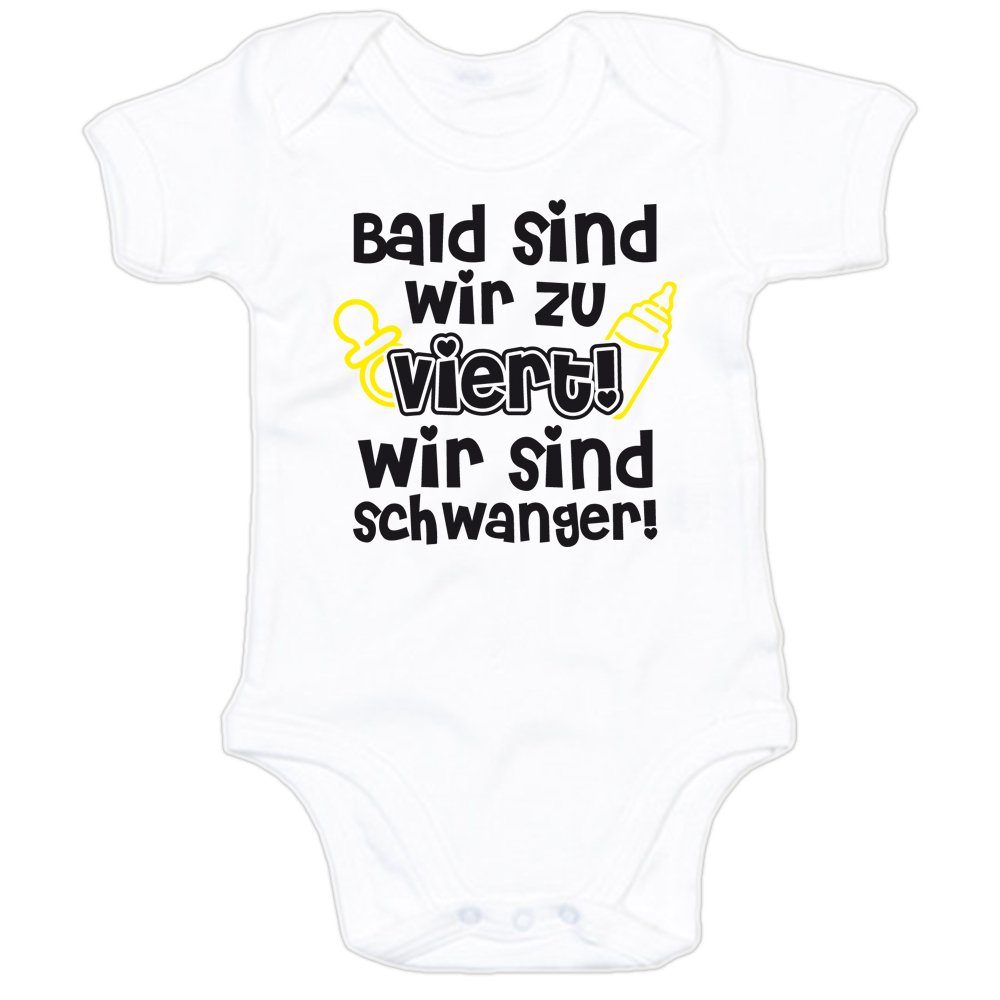 G-graphics Kurzarmbody Bald sind wir zu viert! Wir sind schwanger! Baby Body mit Spruch / Aufdruck • als Schwangerschaftsüberraschung