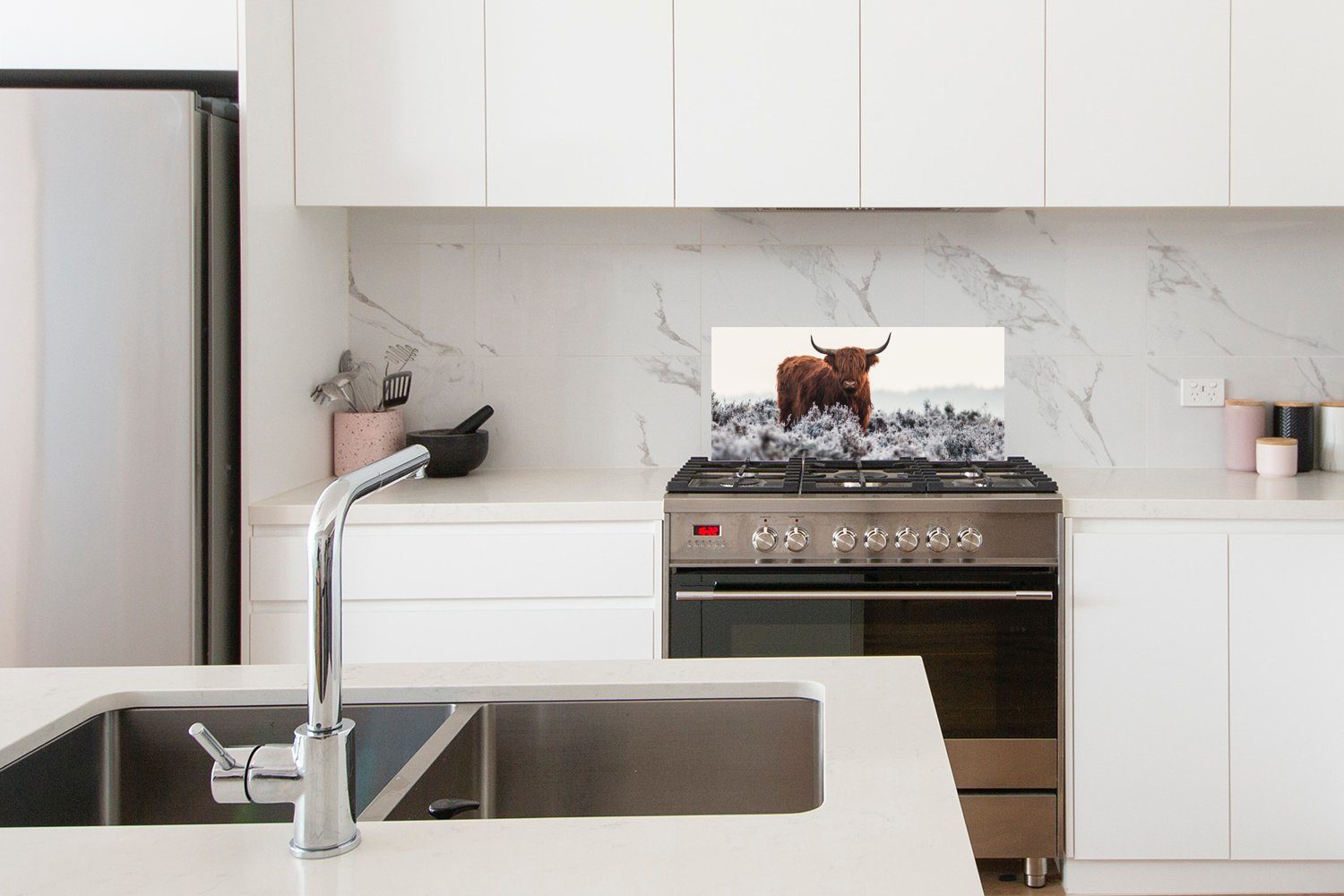 Wandschutz, Tier Schmutzflecken Weiß, - Küchenrückwand gegen Fett 60x30 Natur MuchoWow Hochländer (1-tlg), - und - für cm, Schottischer Küchen