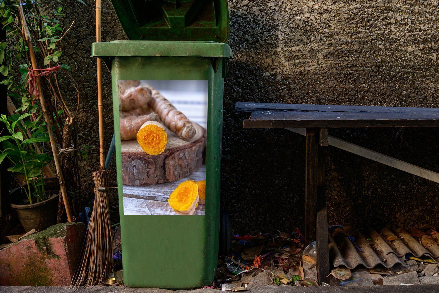 Holz (1 Mülltonne, Kurkuma Foto Abfalbehälter Wandsticker Sticker, MuchoWow robusten Mülleimer-aufkleber, einem von St), geschnittener auf Container, Stück