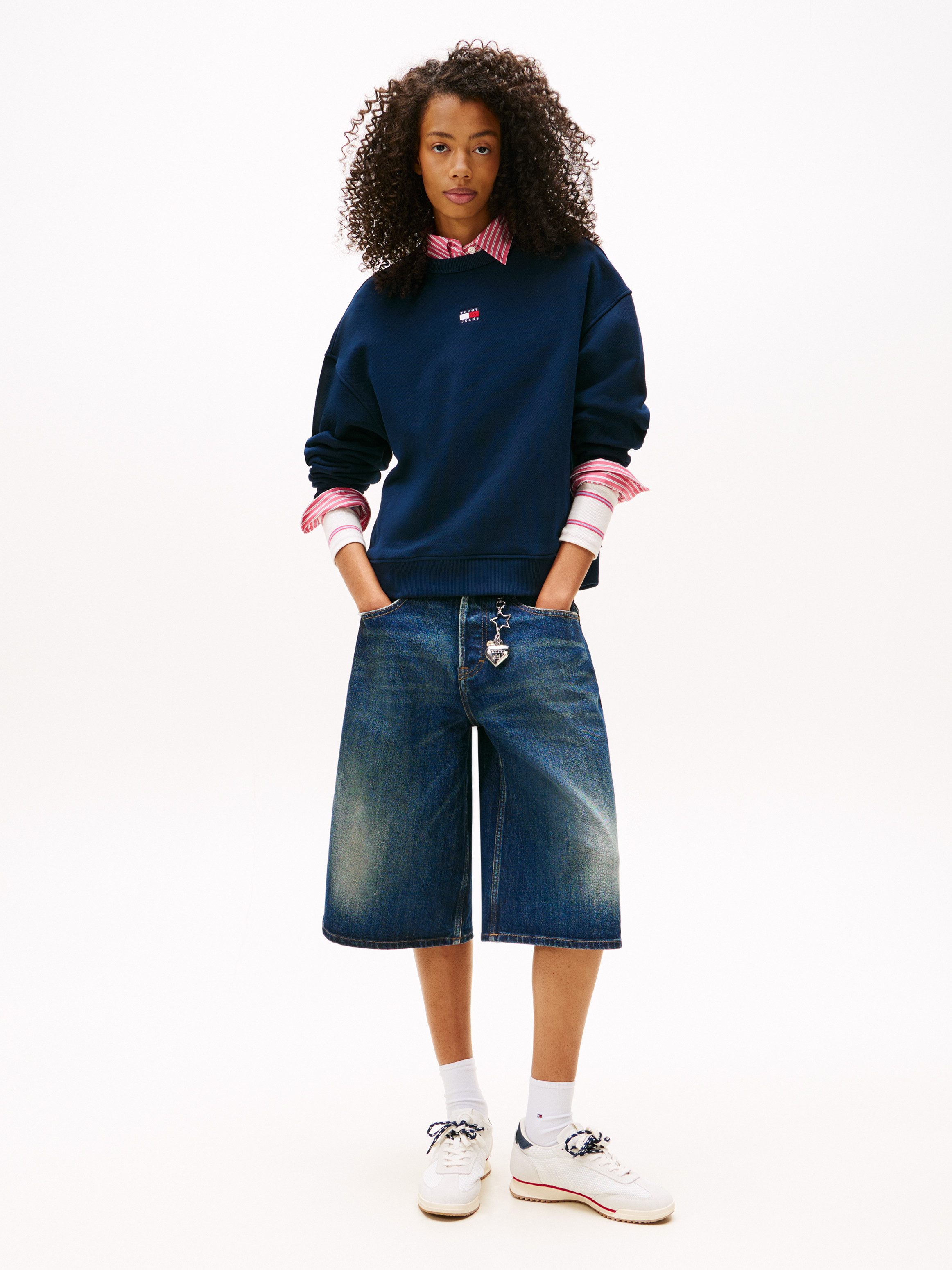 Tommy Jeans Sweatshirt Sweatshirt TJW BXY BADGE mit Dropshoulder-Design und Frontlogo