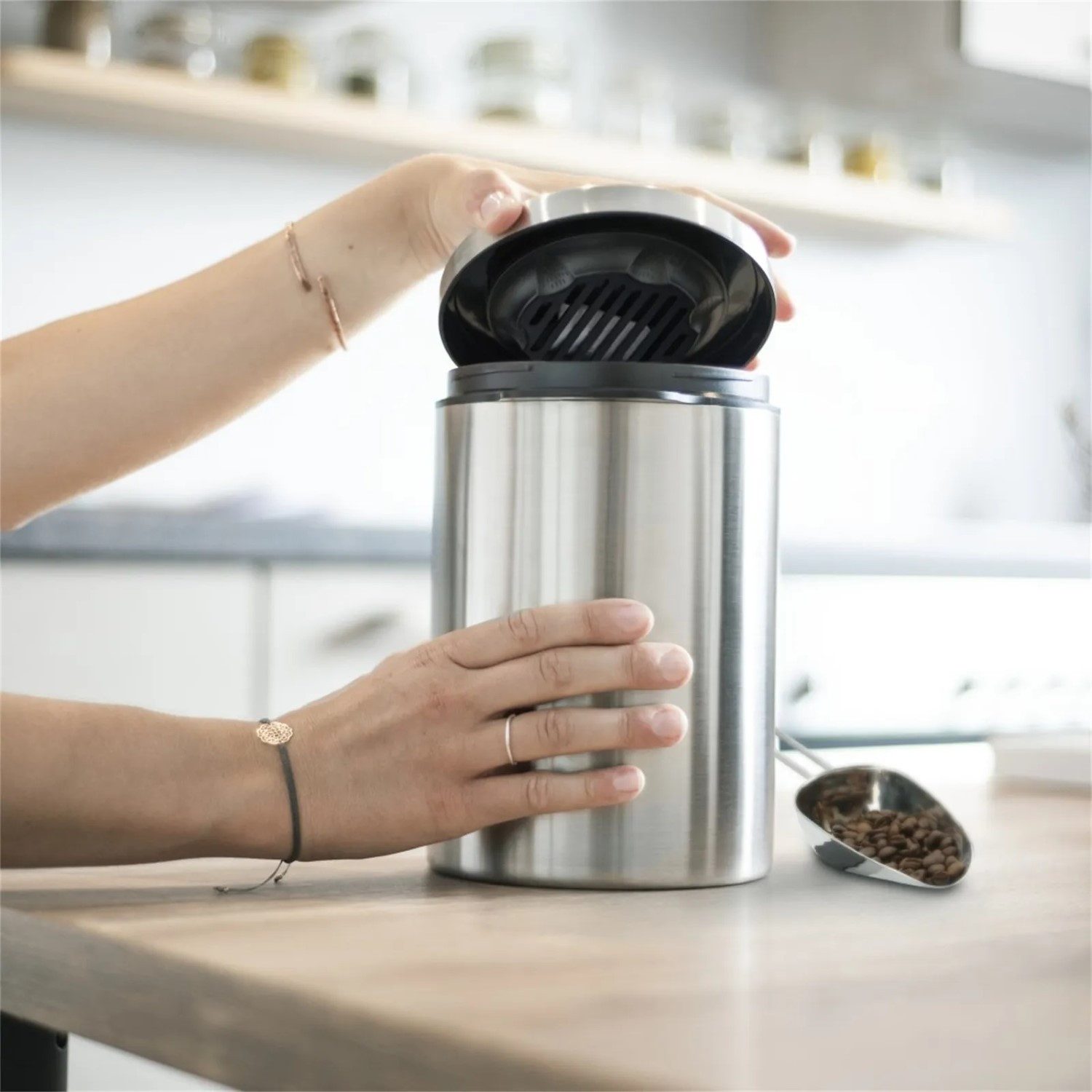 Xavax Kaffeedose Kaffeedose Edelstahl Luftdicht + Dosierlöffel, Edelstahl, (1-tlg), 1kg Vorratsdose Behälter Dose Kaffeebohnen Kaffeepulver Lebensmittel