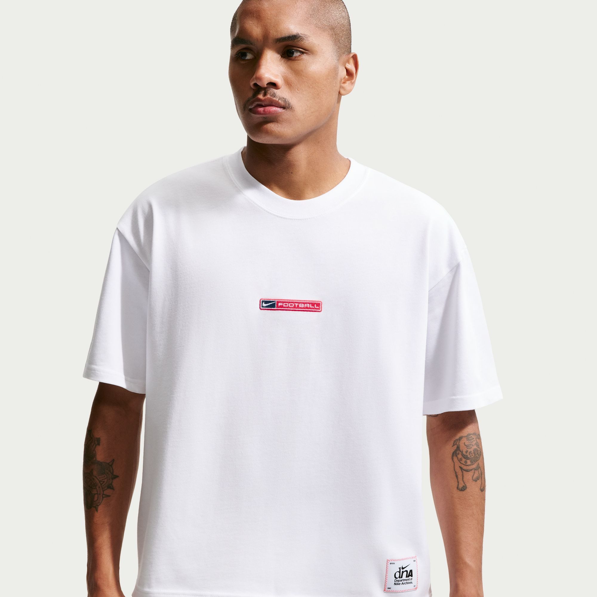 Nike Sportswear T-Shirt M NSW TEE LSE BOXY FOOTBALL aus Baumwolle, auch in großen Größen