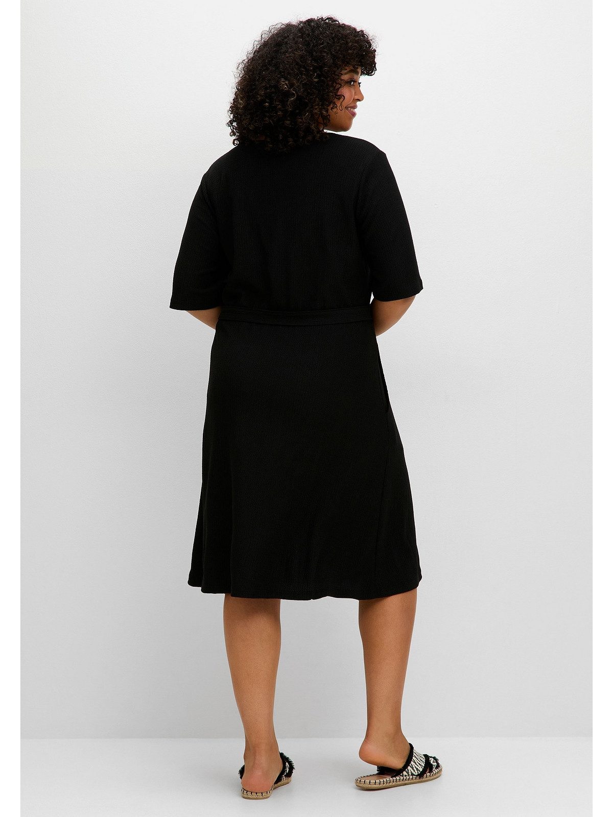 Sheego Sommerkleid Große Größen aus Crêpe, mit Bindegürtel und Taschen