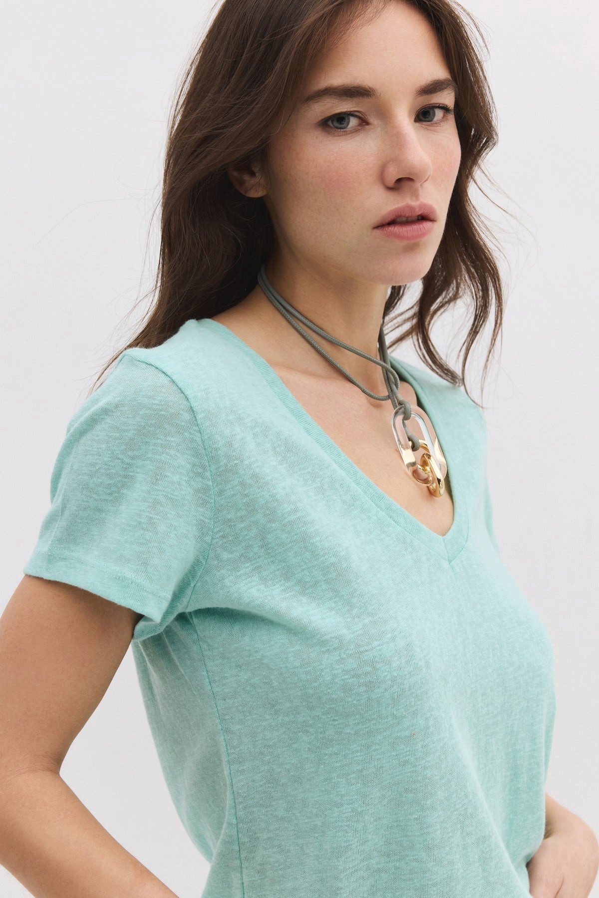 No Matter What T-Shirt Basic-T-Shirt aus Leinen mit V-Ausschnitt – Bild 4 von 5