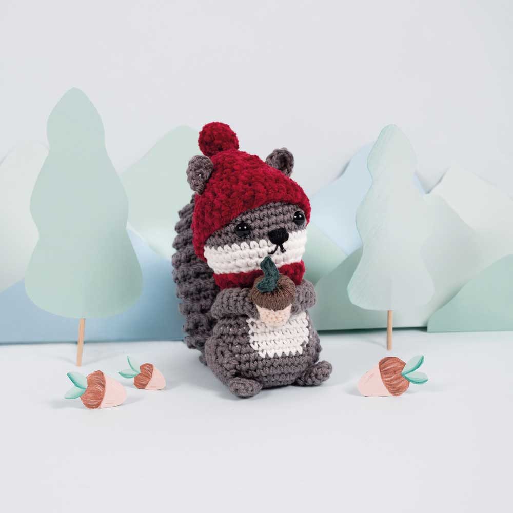 DMC Kreativset DMC Amigurumi Häkelkit "Gourmet Eichhörnchen ", 15x13cm, (embroidery kit by Marussia)