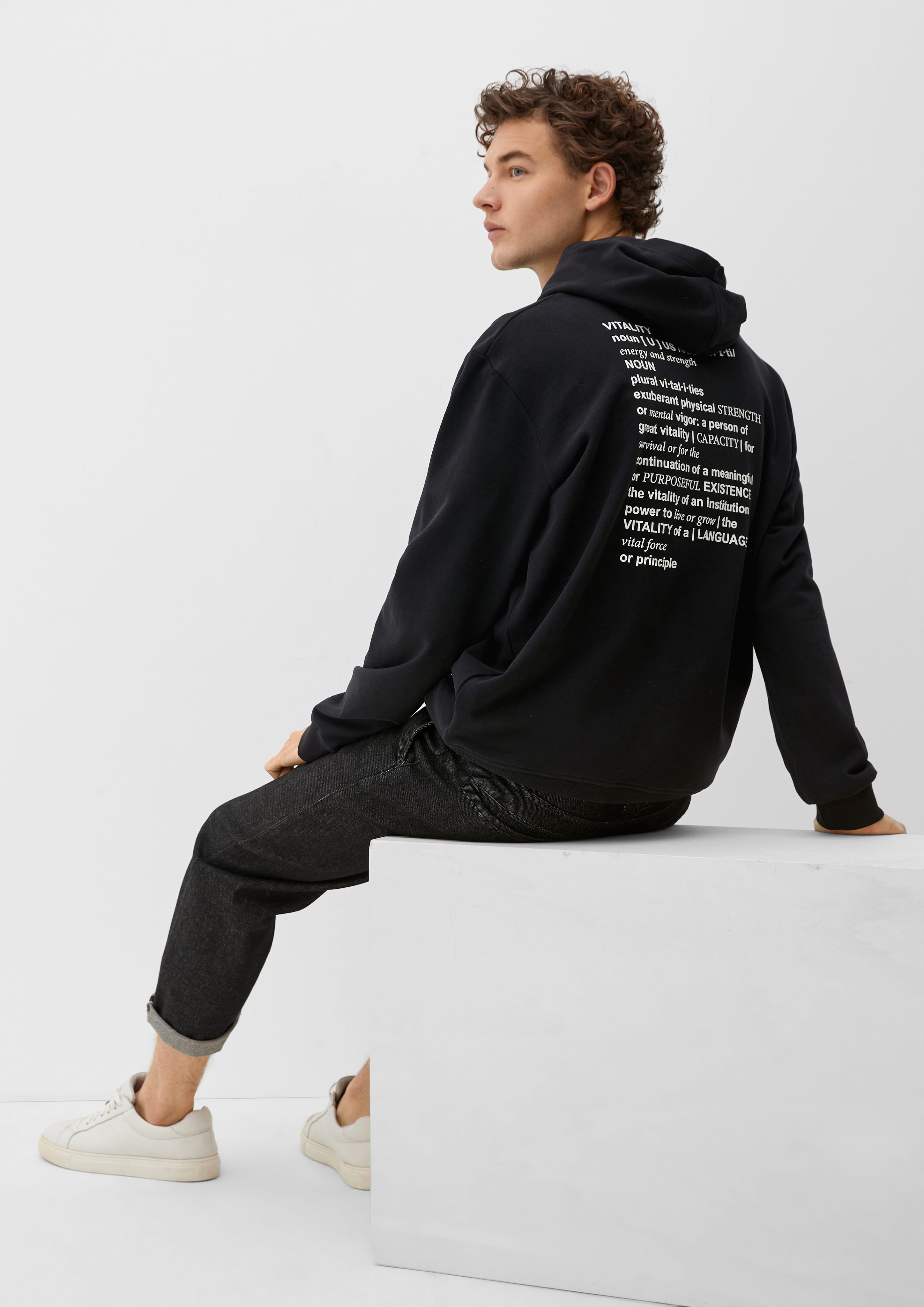 s.Oliver Sweatshirt Hoodie mit gummiertem Print Garment Dye, Artwork, Blende schwarz