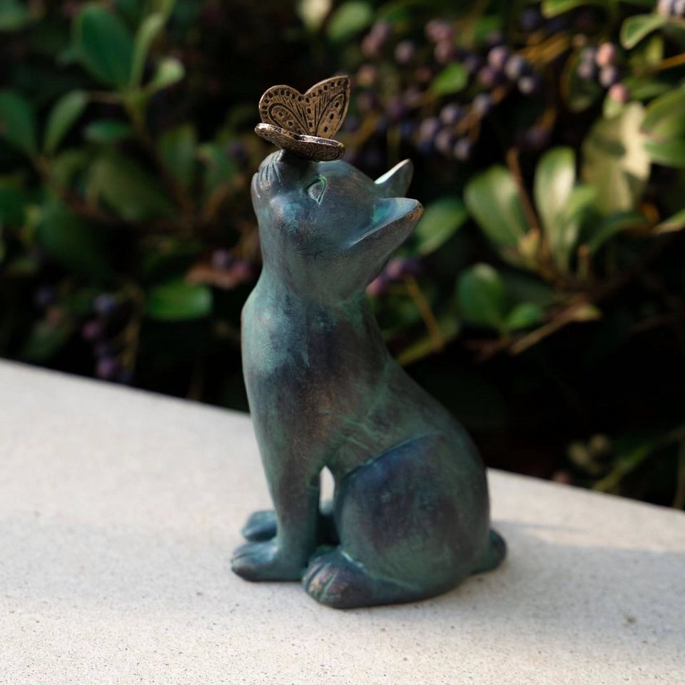 SOTOR Skulptur Neugierige Katze mit Schmetterling Ornament aus Harz (1 St),  Vintage Katzenfiguren für drinnen und