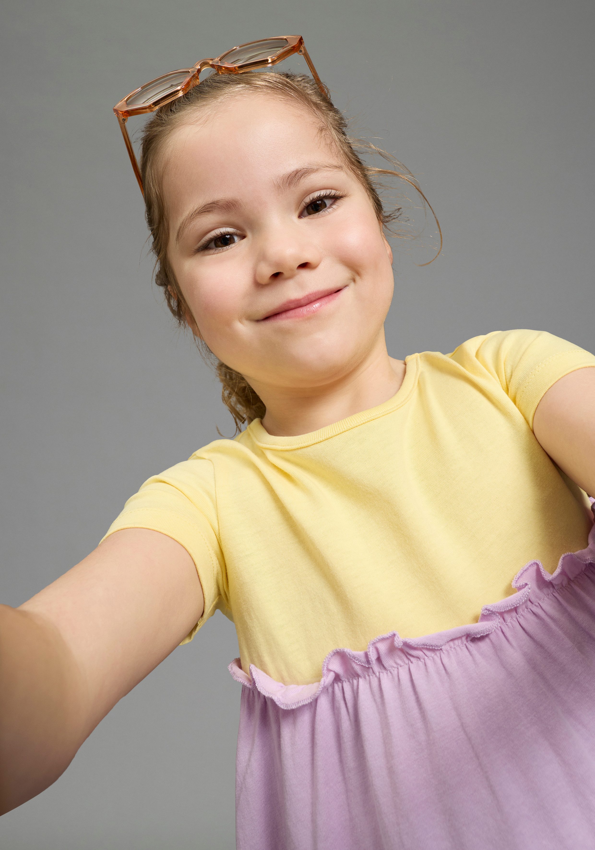 KIDSWORLD Jerseykleid - Volantkleid für kleine Mädchen festliche Anlässe, kniefreie Länge, verspielter Stil