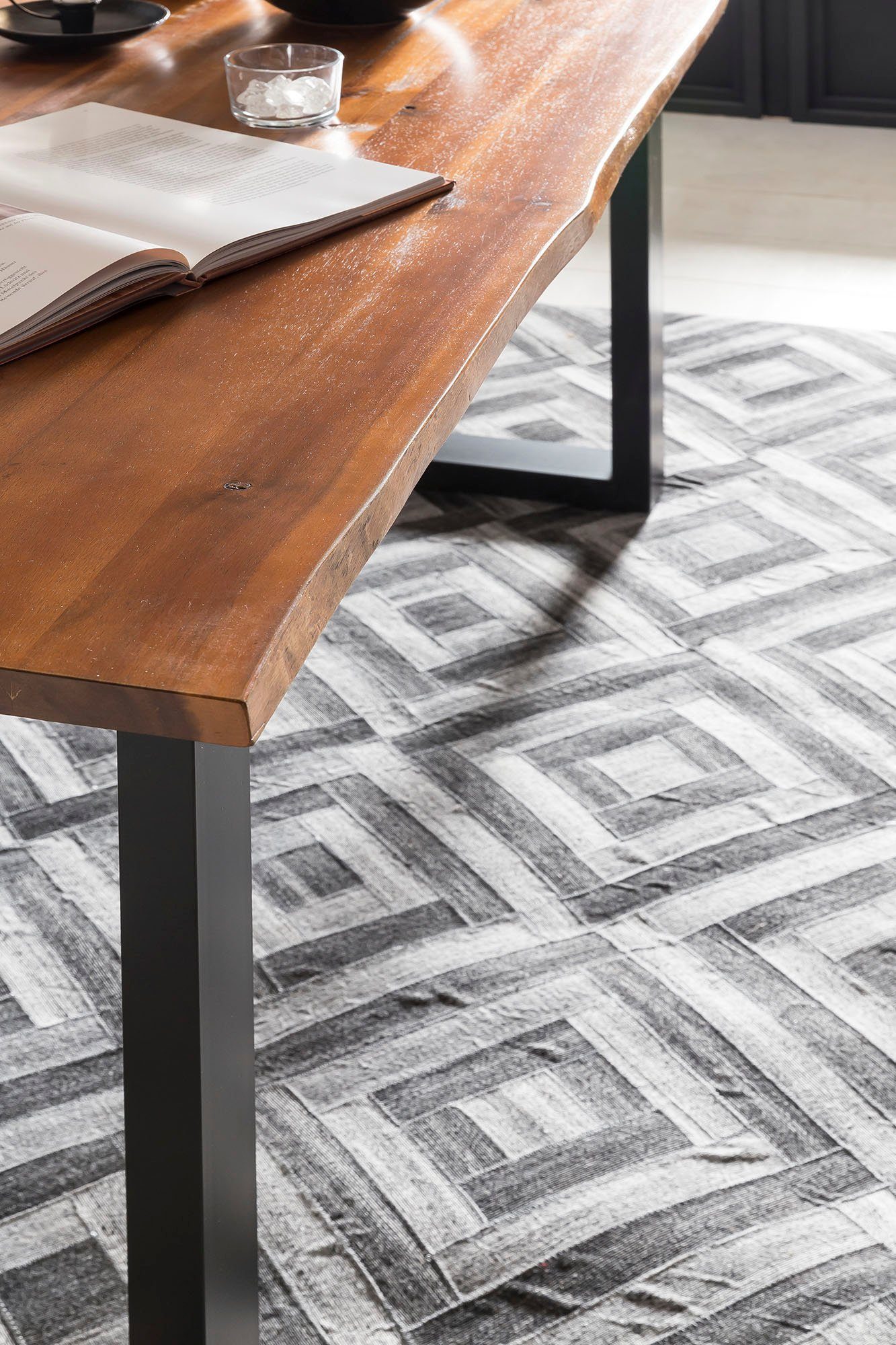 SalesFever Baumkantentisch Villach Esstisch mit natürlicher Ausstrahlung, Sichtbare Maserung und Astlöcher, Esstisch aus Massivholz