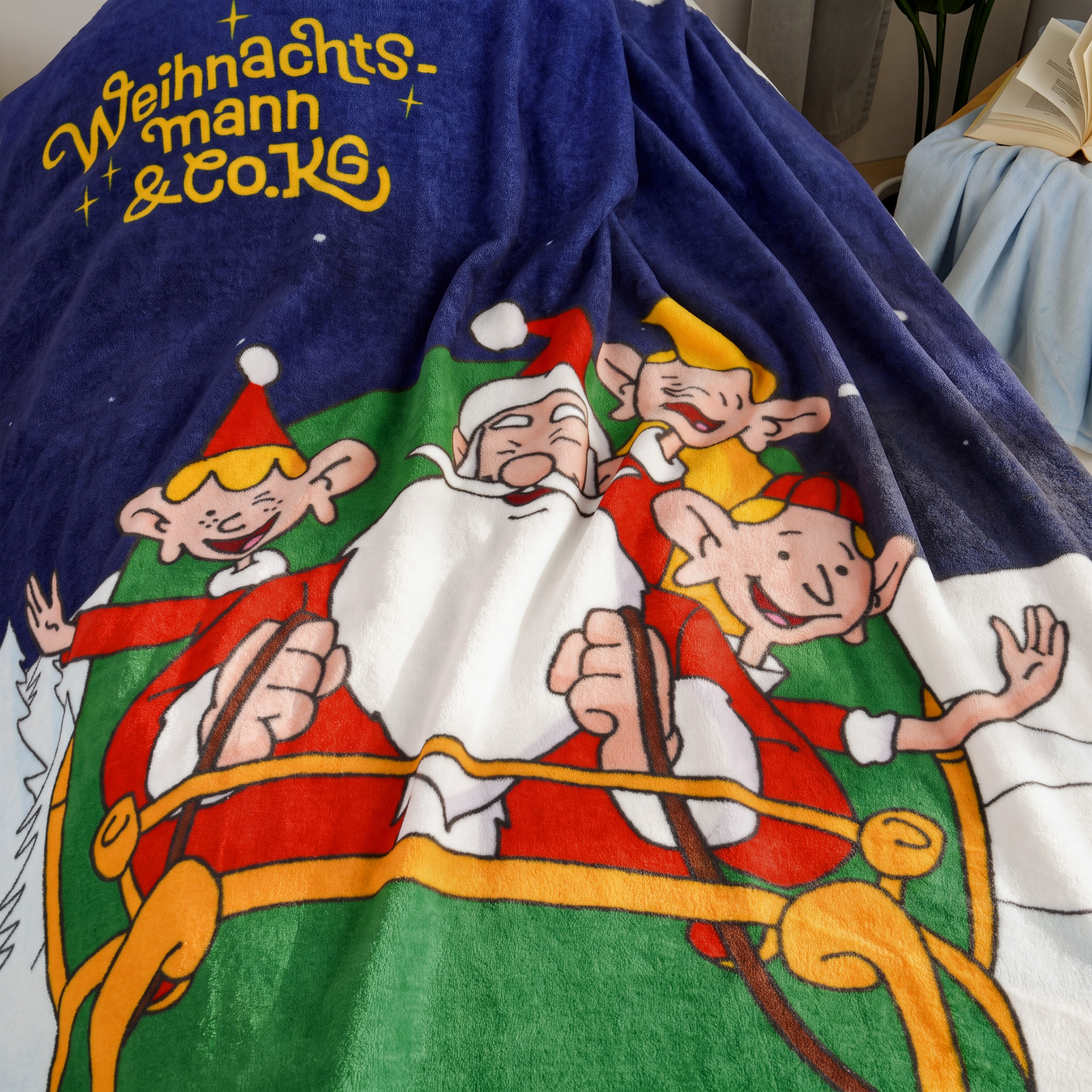 Wohndecke Weihnachtsmann & Co.KG S, Perfekt zum Kuscheln – zuhause und unterwegs – Bild 3 von 5