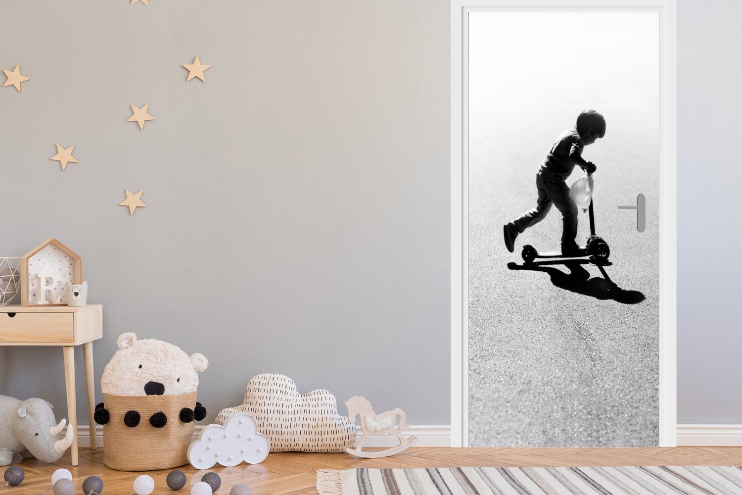 MuchoWow Türtapete Schwarz-Weiß-Foto eines einem auf Fototapete Türaufkleber, St), Matt, für Jungen 75x205 cm Motorroller, (1 bedruckt, Tür