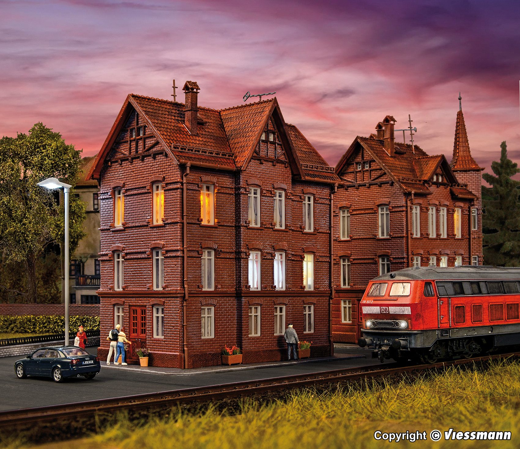 Vollmer Модельное железнодорожное здание Vollmer 43806 H0 Eisenbahner-Wohnhaus mit First, Spur H0