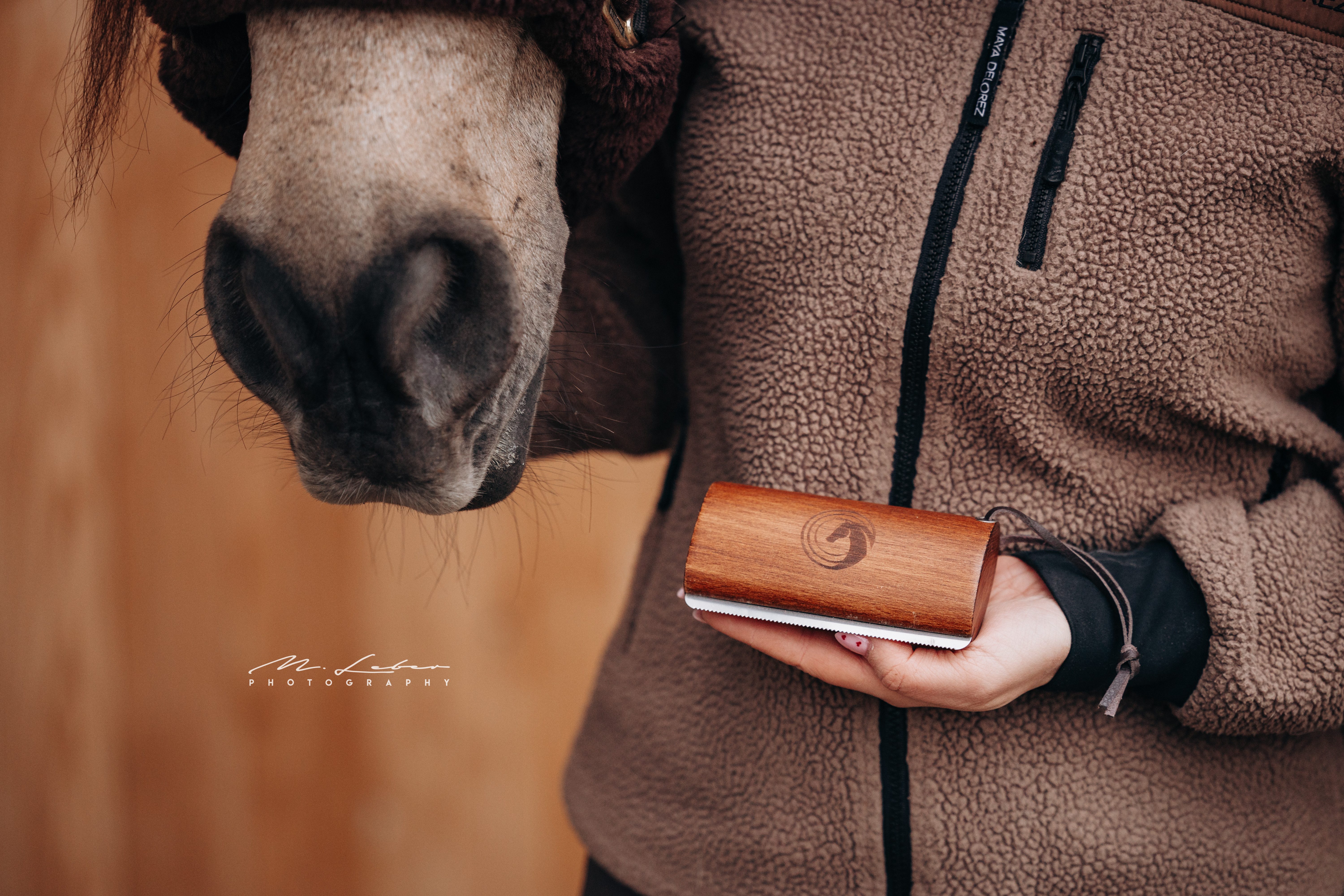 Equimour Pferdebürste Fellwechselhelfer Pferd – Metall, effektiv, Winterfell entfernen, (1-tlg), effektiv, Metallzinken, ergonomisch, langlebig, leicht zu reinigen