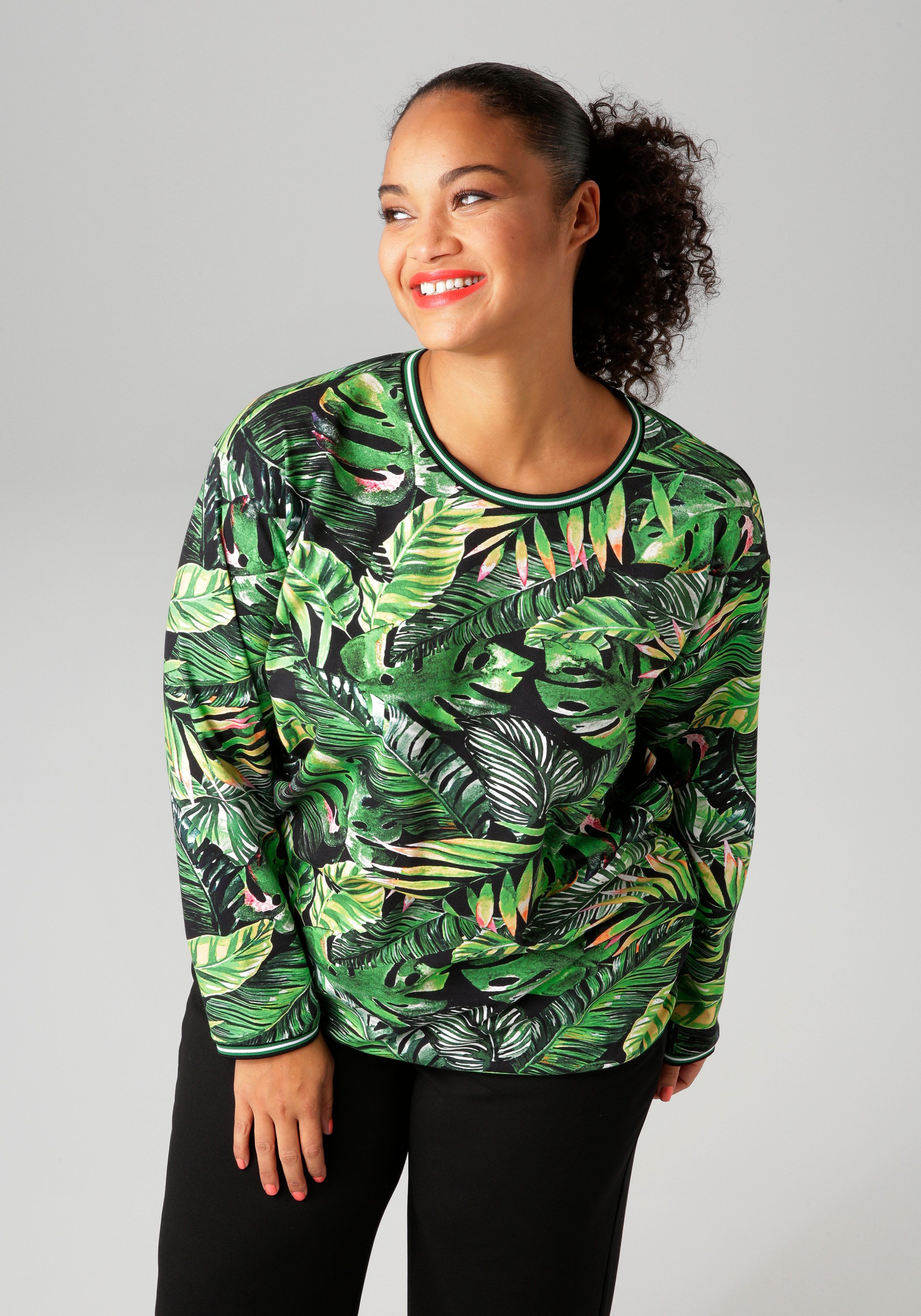 Aniston PLUS Sweatshirt mit farbenfrohen, tropischen günstig online kaufen