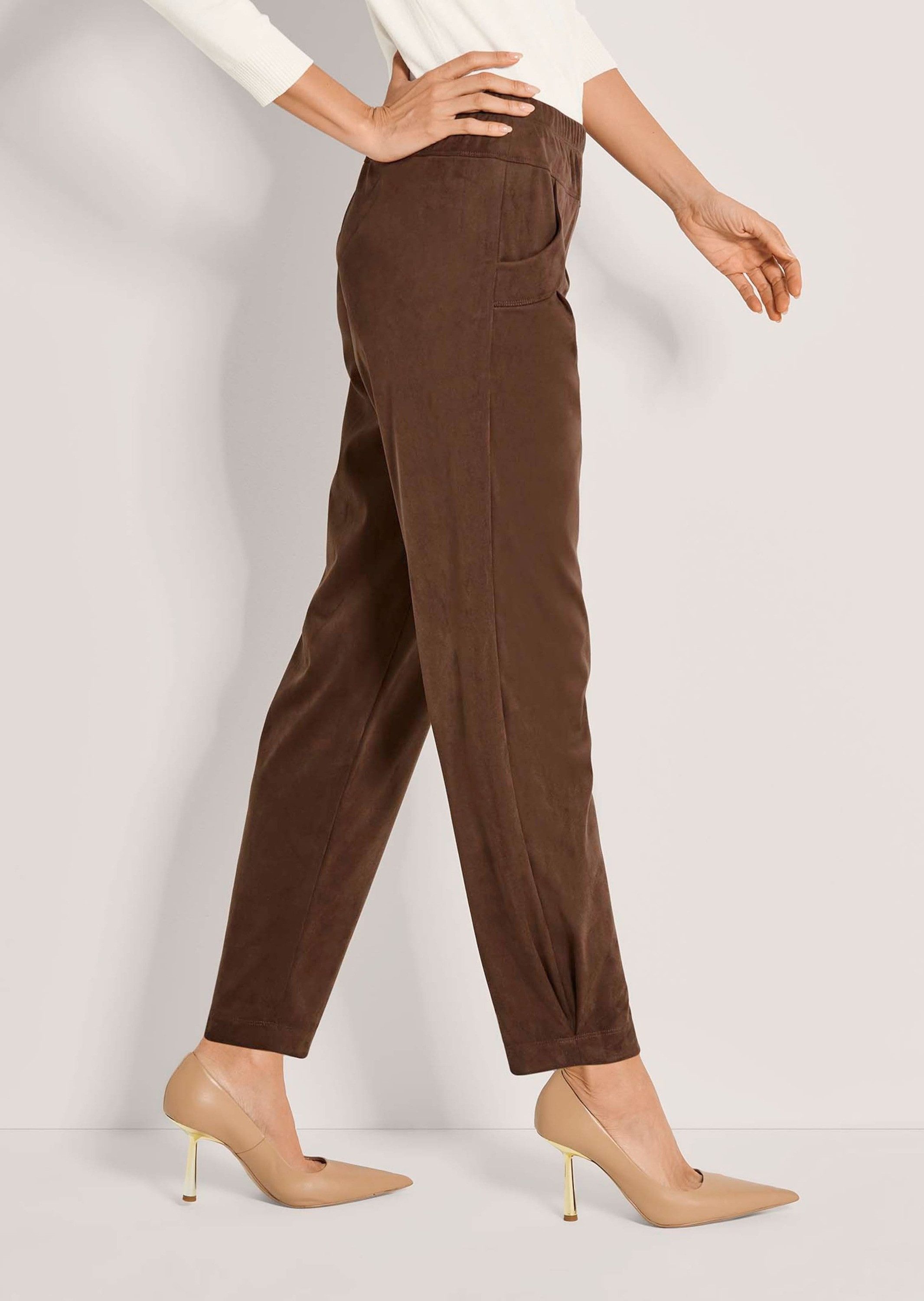 MADELEINE Stoffhose Barrel-Leg-Schlupfhose aus Peachskin Elastischer Bund, weite O-Form & Velours-Optik