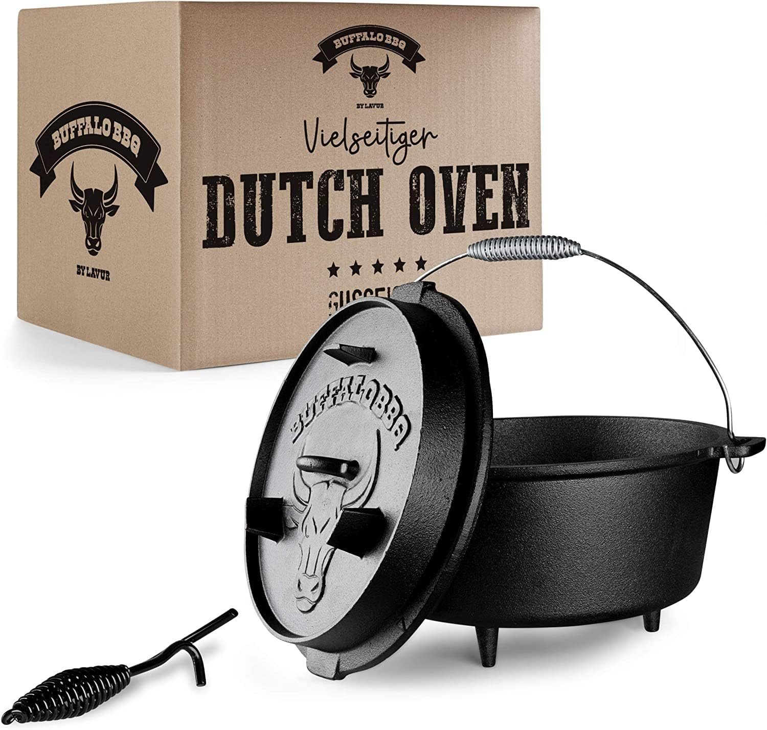 LAVUR Grilltopf BUFFALO BBQ Dutch Oven 7,5 L eingebrannt, Gusseisen-Feuertopf, Kochen, Braten & Grillen beim Camping inkl. Deckelheber & Tasche